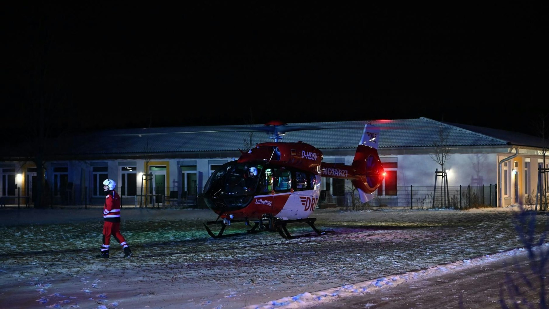 In Spandau wurde eine Person bei einem Brand so schwer verletzt, dass der Rettungshubschrauber zum Einsatz kam.