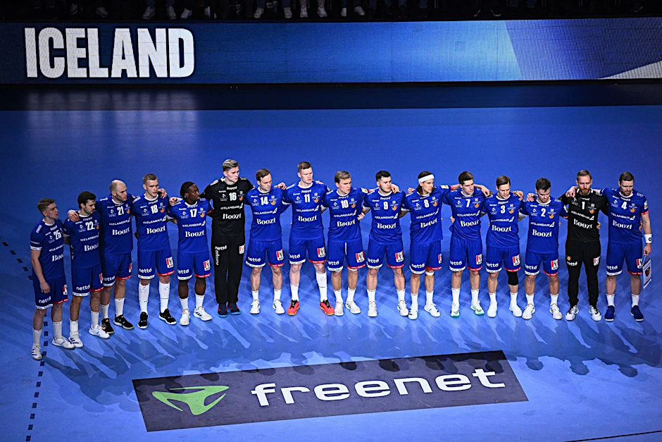 Die Spieler der isländischen Mannschaft haben vor dem Spiel Aufstellung für die Hymne genommen.  