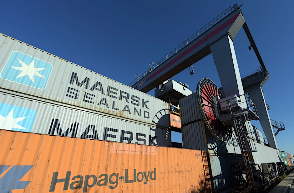 ARCHIV - Die Containerreedereien Hapag-Lloyd und Maersk haben eine Zusammenarbeit vereinbart.  