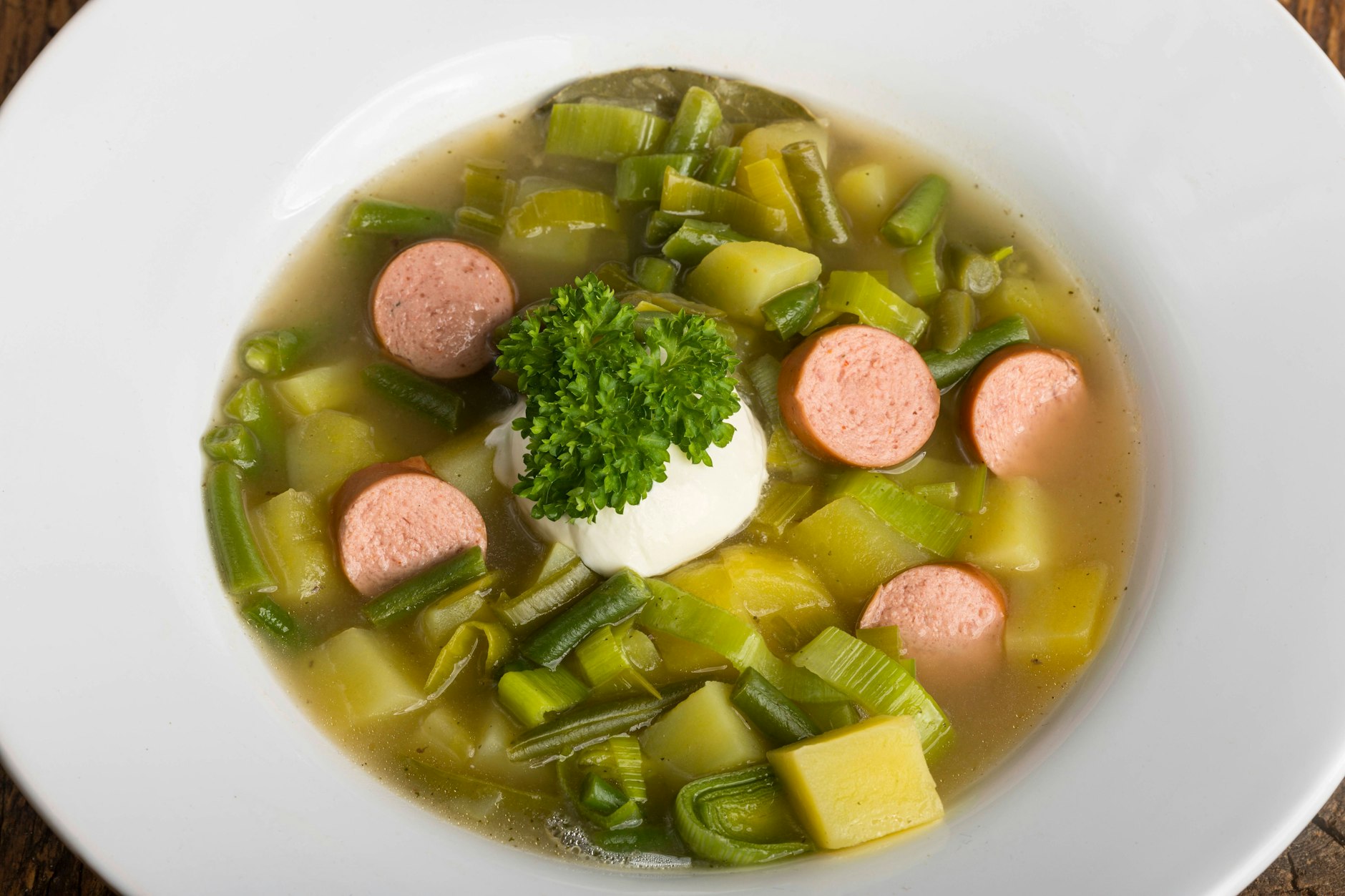 Perfekt zur aktuellen Jahreszeit passt eine wärmende Kartoffel-Lauch-Suppe mit Würstchen!