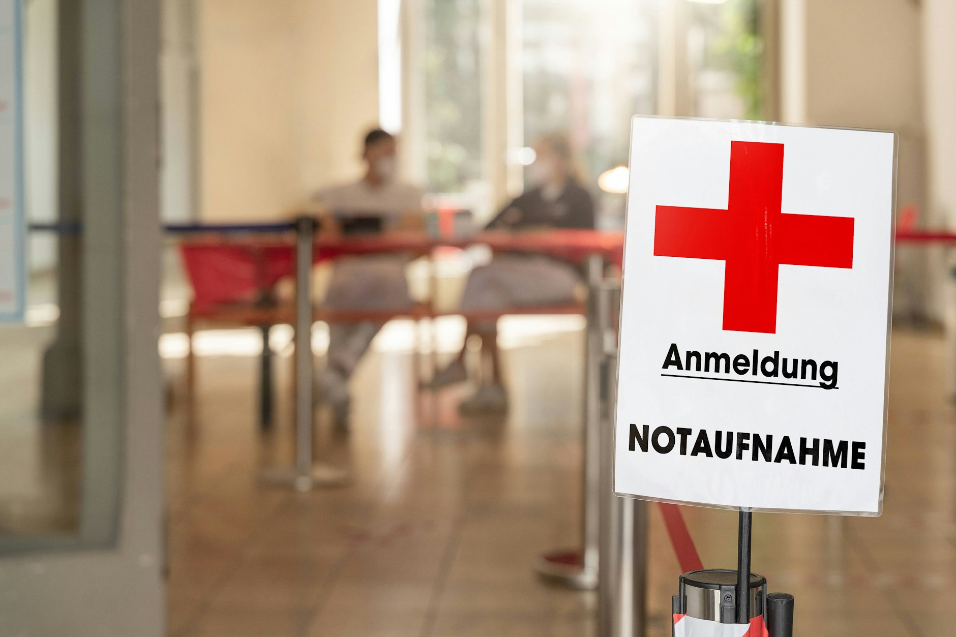 Wenn das Leben in Gefahr ist oder bleibende Schäden drohen, sollte man umgehend den medizinischen Notdienst beanspruchen. Für weniger starke Beschwerden ist der ärztliche Bereitschaftsdienst der erste Ansprechpartner.