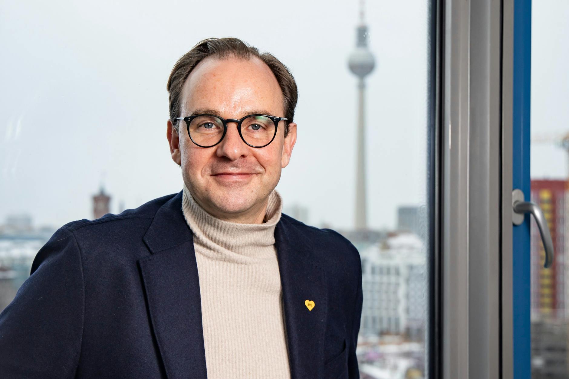 „Von meinem Büro sehe ich Orte, die in meiner Kindheit und Jugend eine Rolle spielten.“ Henrik Falk ist in Friedrichshain aufgewachsen. Seit Anfang Januar ist er der neue Chef der BVG.