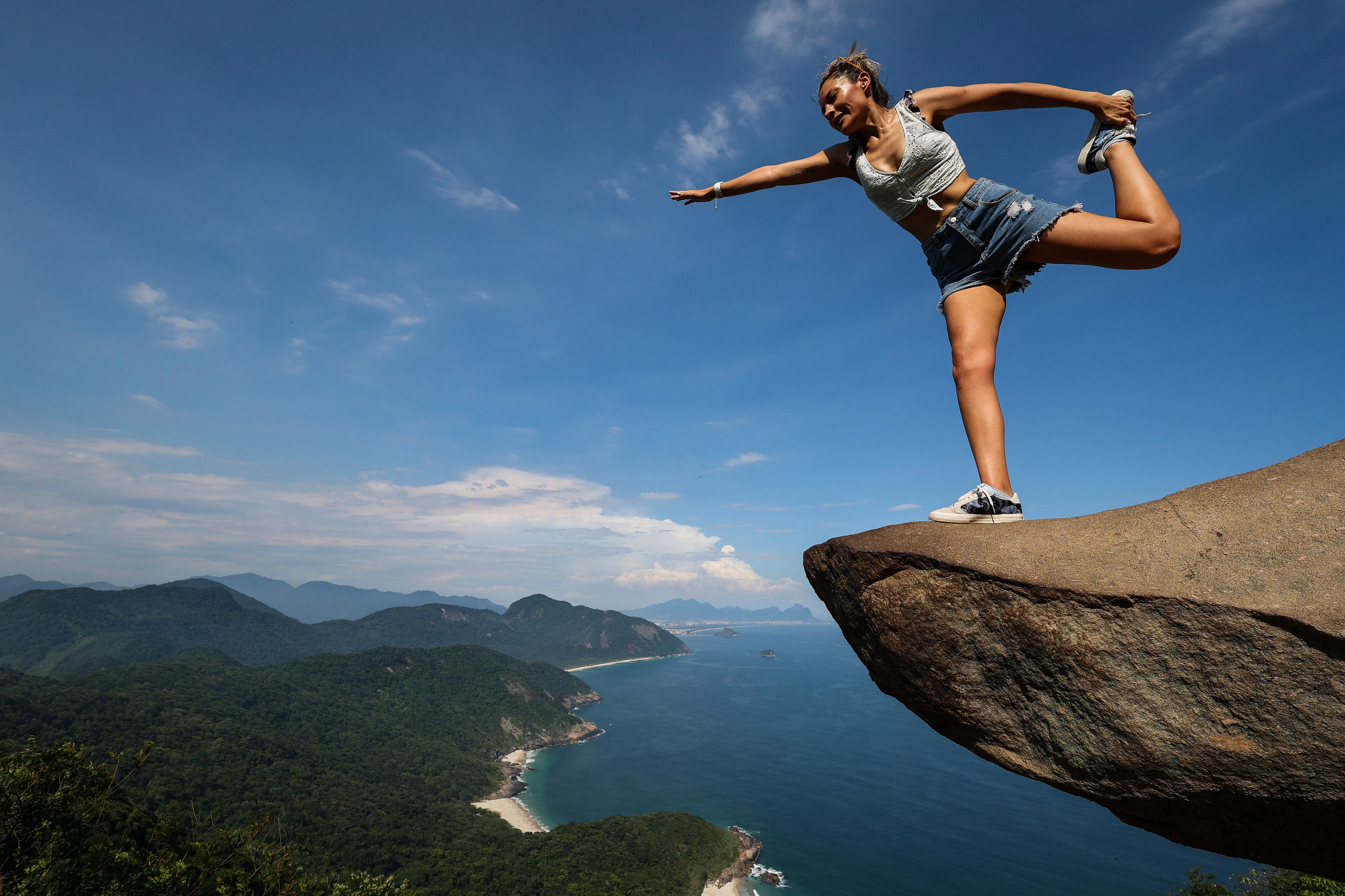 Auch Evelyn aus Chile steht für ein Bild am Pedra do Telégrafo mit dem Meer im Hintergrund.&nbsp;