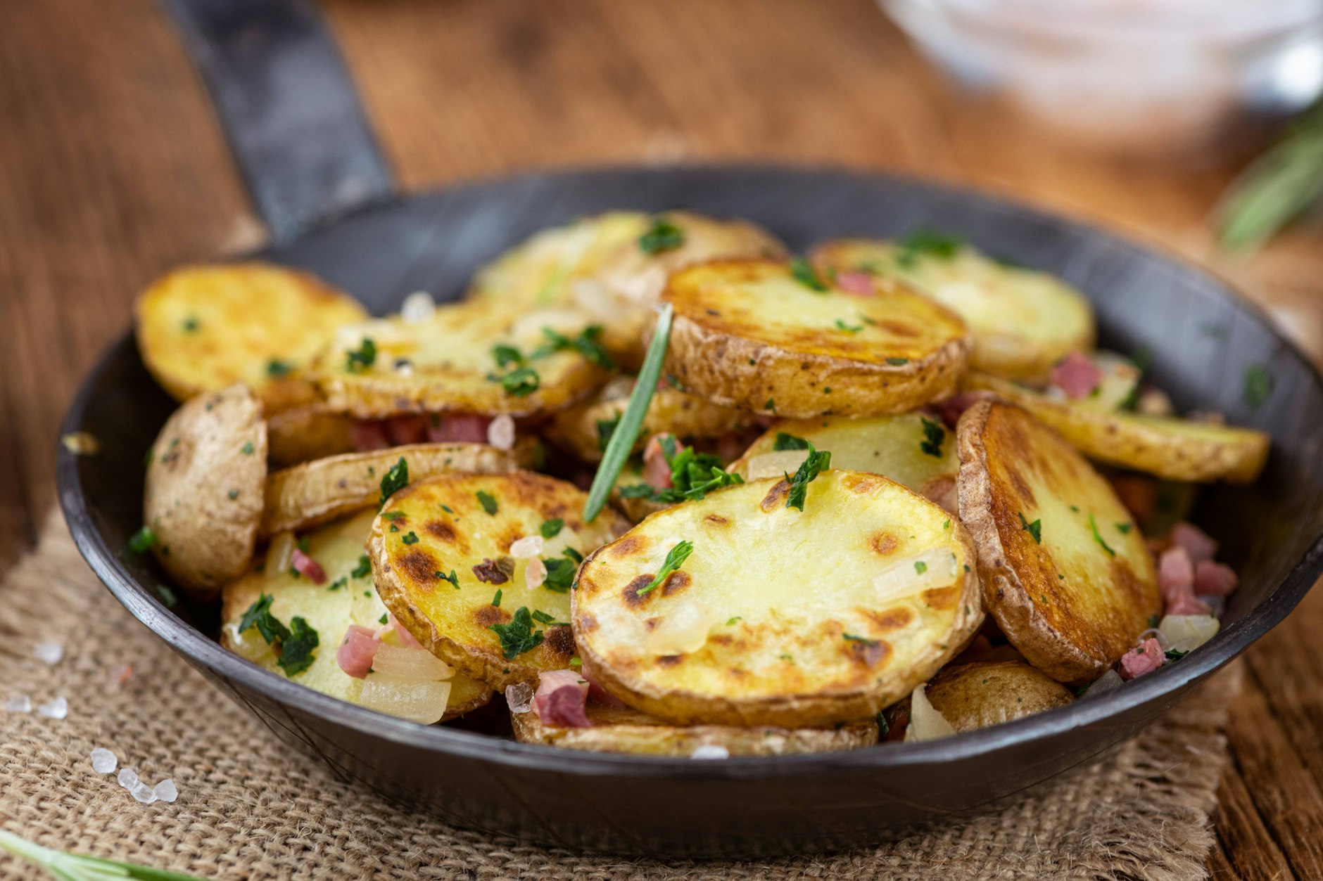 Das Rezept für knusprige Bratkartoffeln ist total simpel.