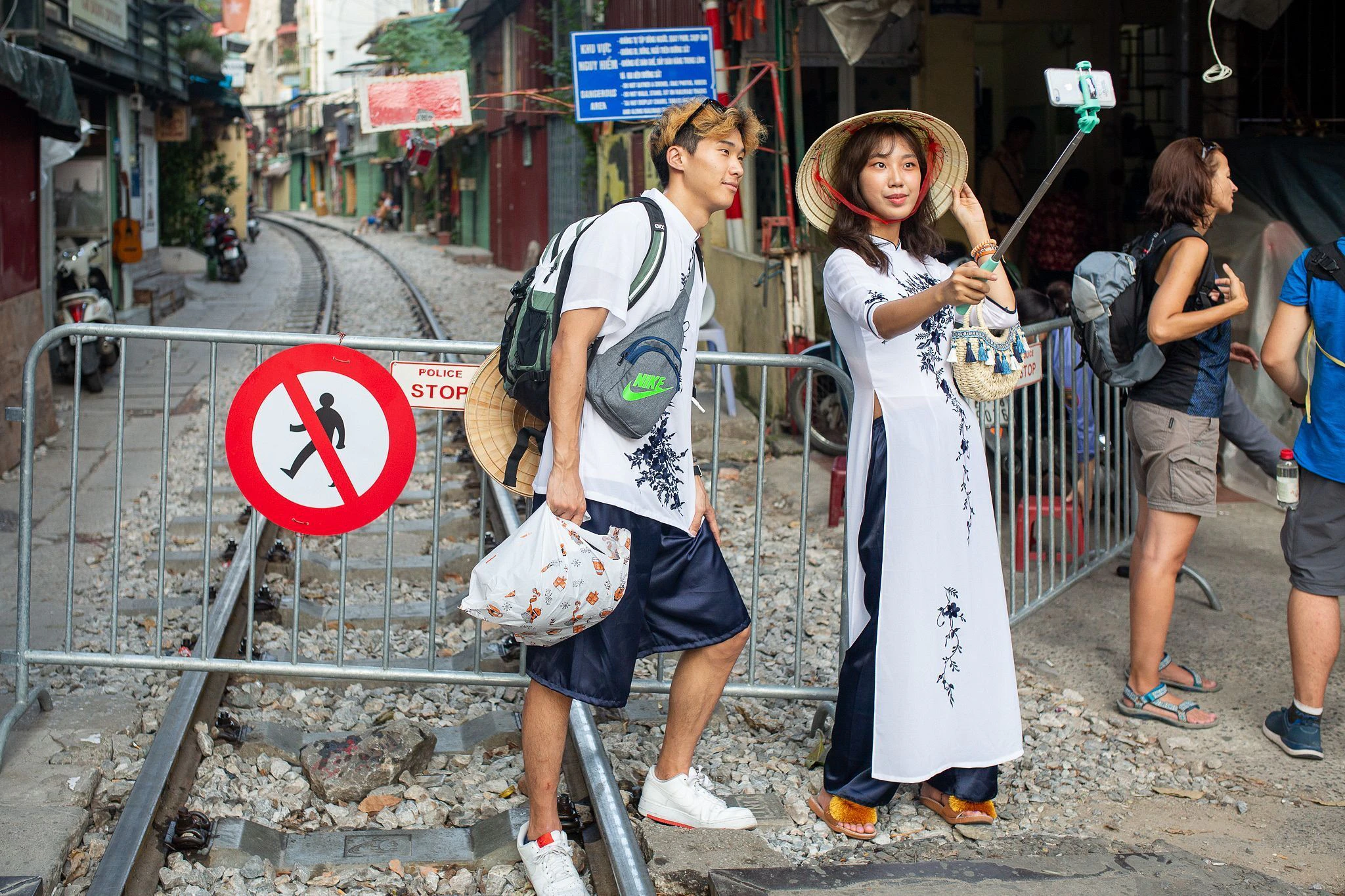 Hanoi: Zwei Touristen aus Südkorea  machen Selfies vor der abgesperrten „Train Street“.