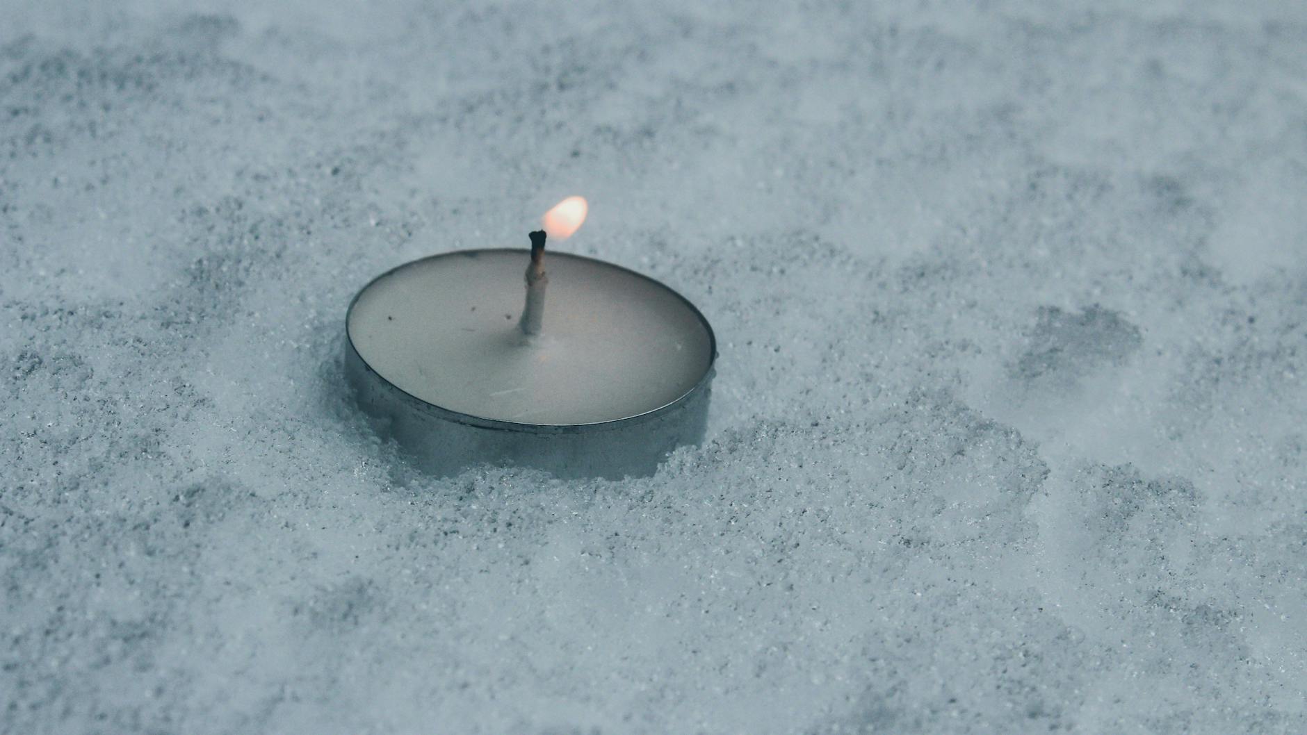So geht es natürlich auch: Wer Teelichter in den Schnee legt, kühlt das Wachs ab und verlängert damit die Brenndauer.