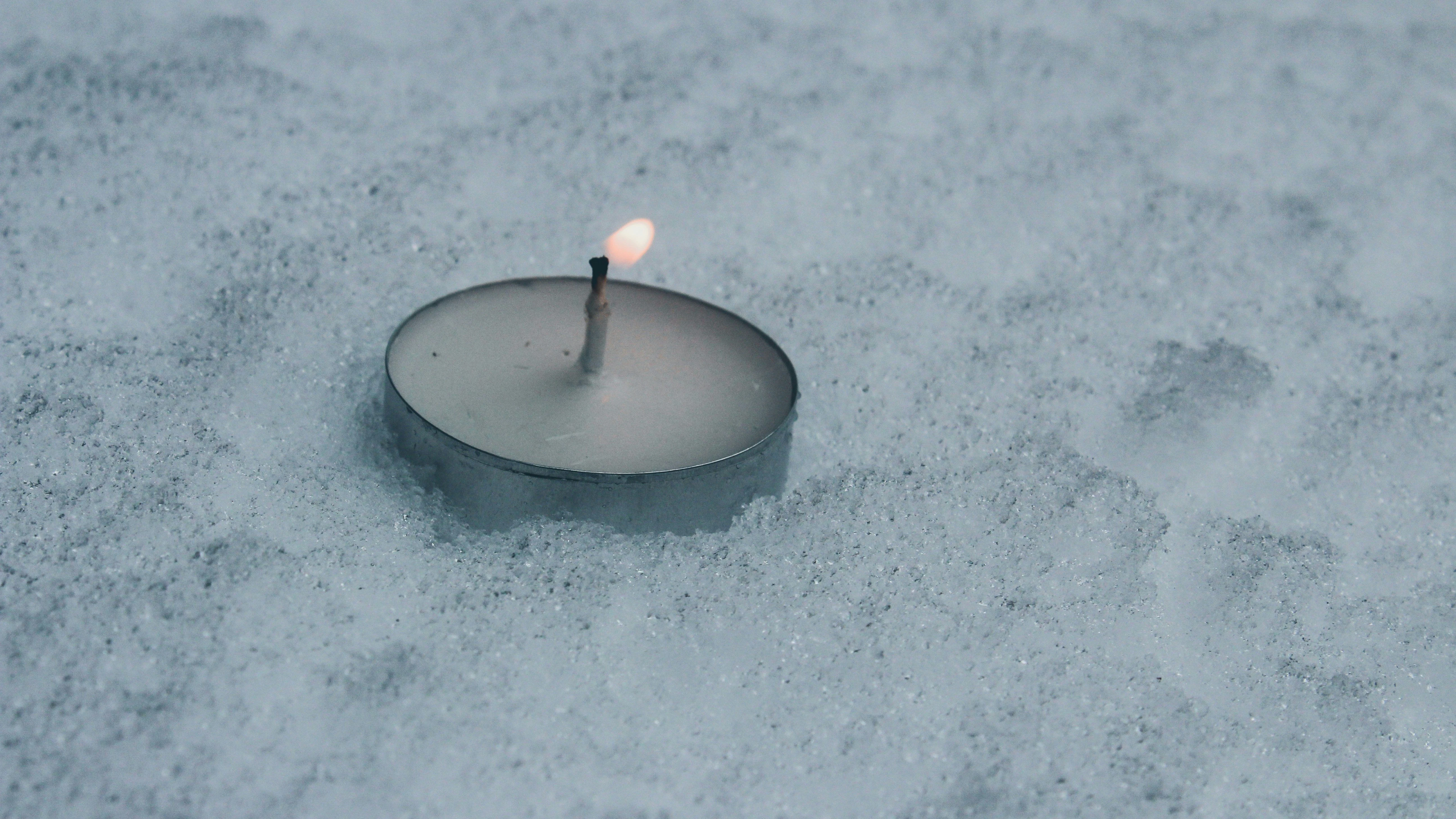 So geht es natürlich auch: Wer Teelichter in den Schnee legt, kühlt das Wachs ab und verlängert damit die Brenndauer.