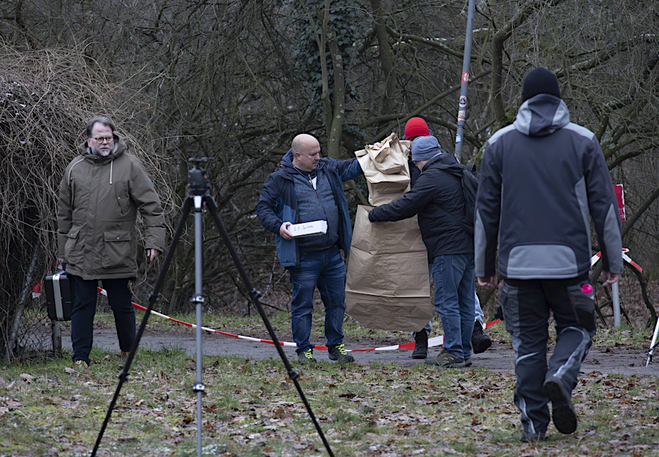 Ermittler am 6. Januar am Fundort der Leiche.