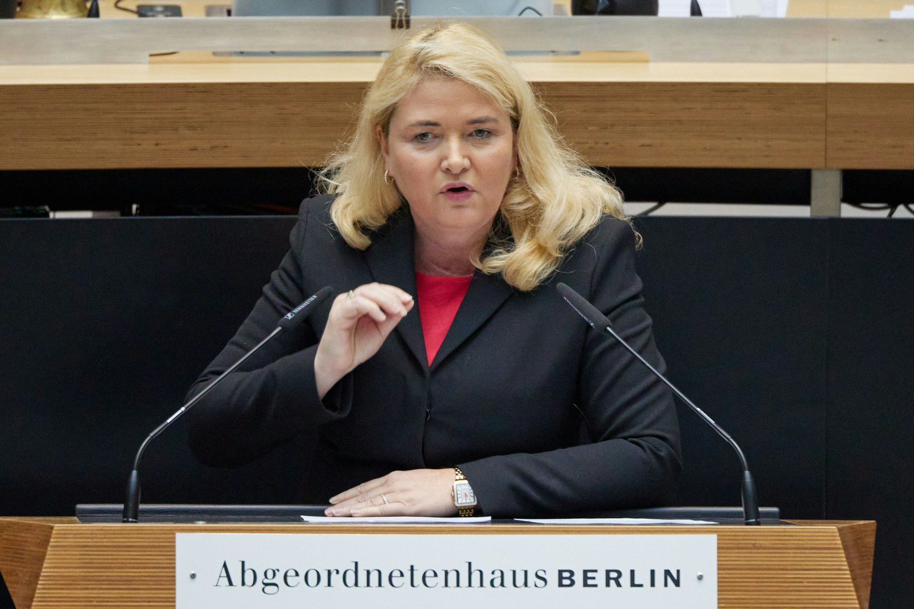 Sprach vor vielen leeren Reihen: Kristin Brinker (AfD) bei einer Plenarsitzung im Berliner Abgeordnetenhaus.