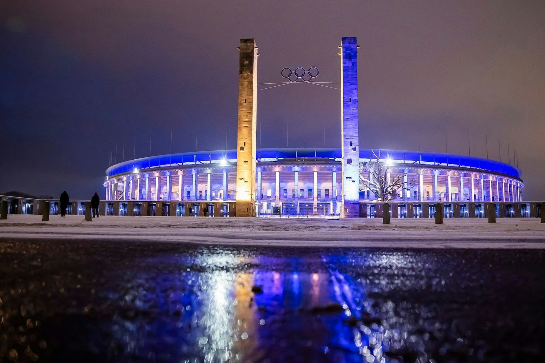 Das Olympiastadion wird im Gedenken an den verstorbenen Vereinspräsidenten von Hertha BSC Kay Bernstein blau-weiß beleuchtet.&nbsp;