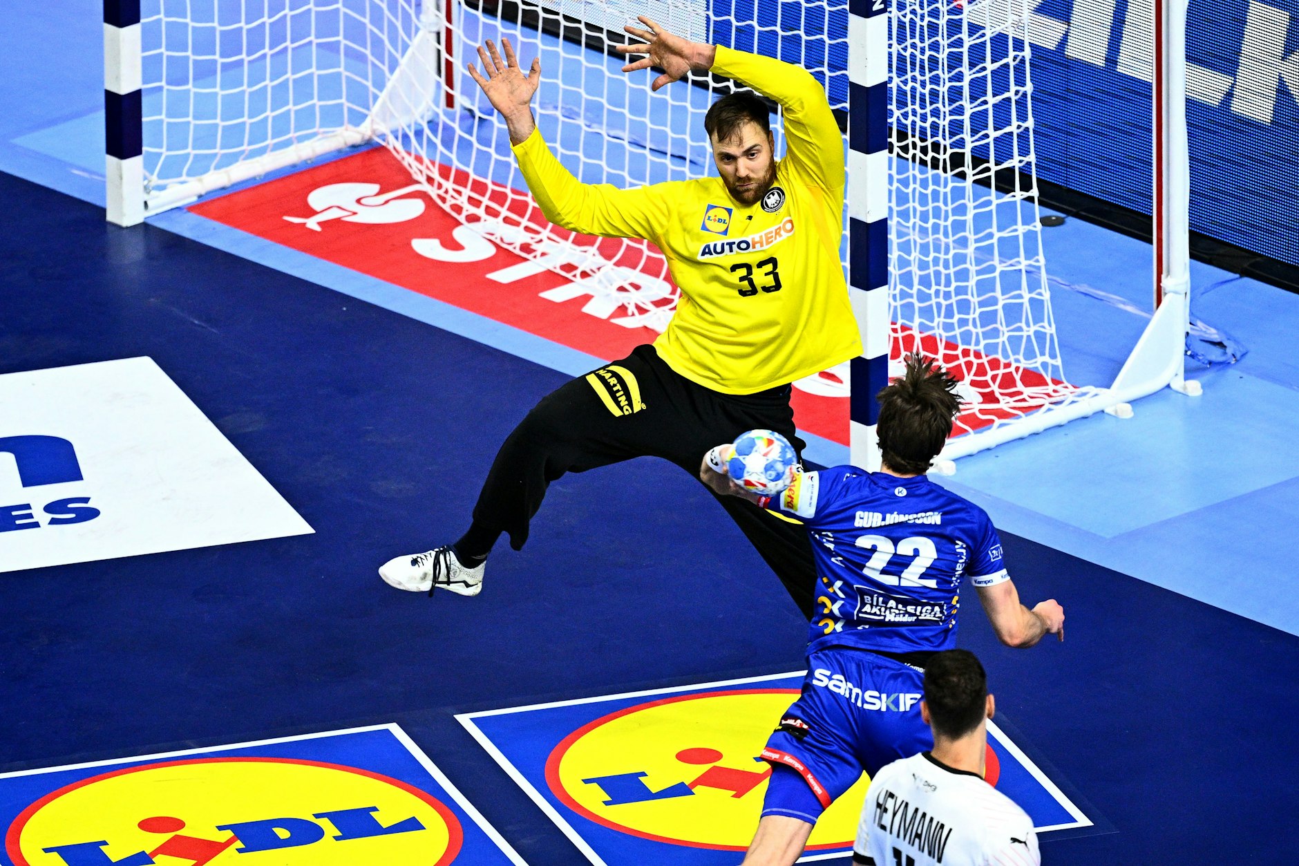 Das Handball-EM-Spiel Deutschland - Island: Deutschlands Torwart Andreas Wolff versucht, einen Wurf von Islands Sigvaldi Gudjonsson zu parieren. 
