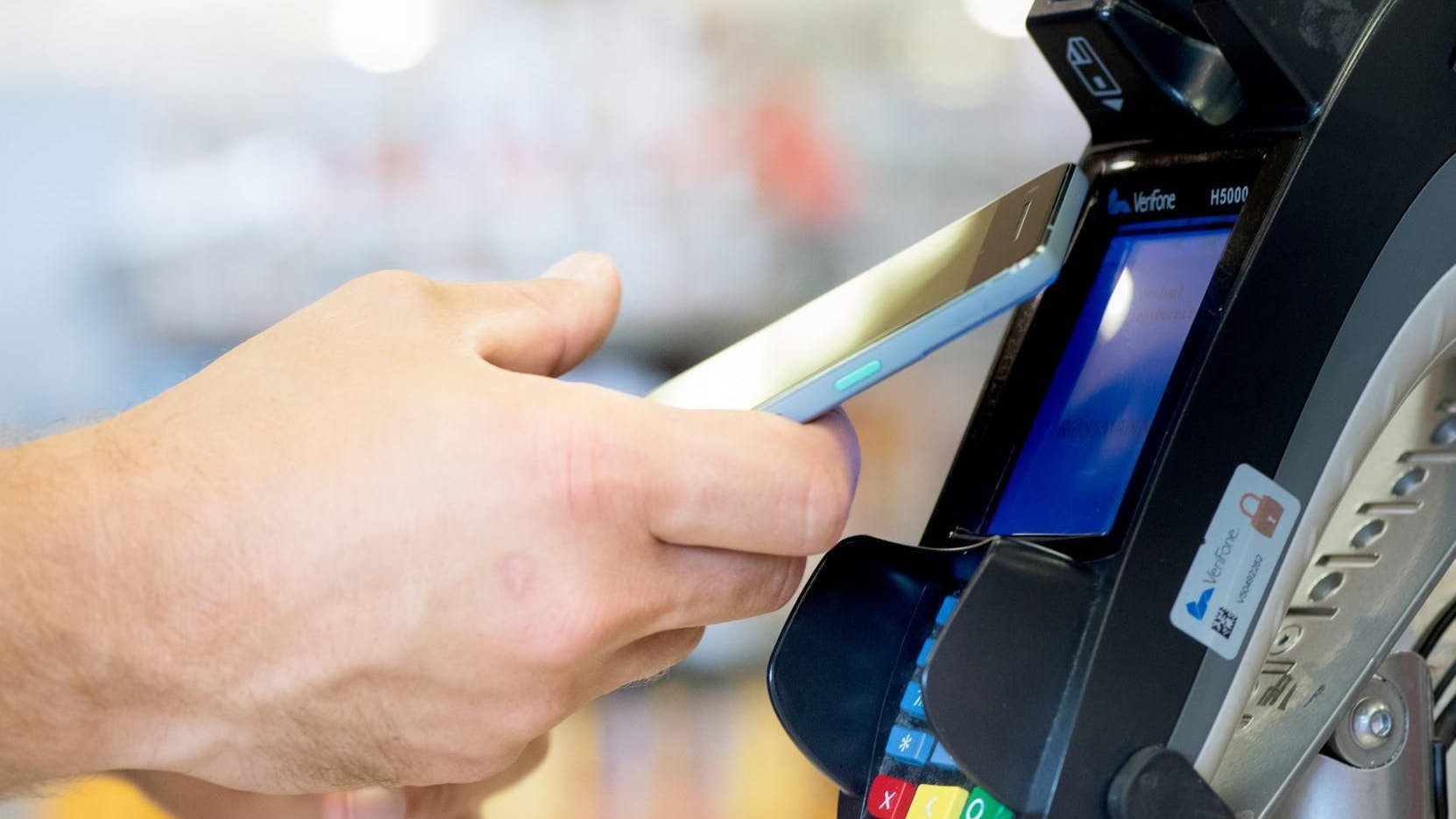 Viele Kunden können statt mit Bargeld einfach mit dem Handy an der Kasse bezahlen.