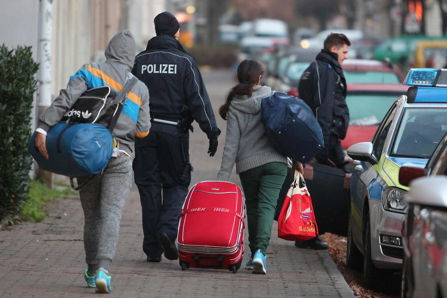 Abgelehnte Asylbewerber werden zum Transport zum Flughafen abgeholt. 