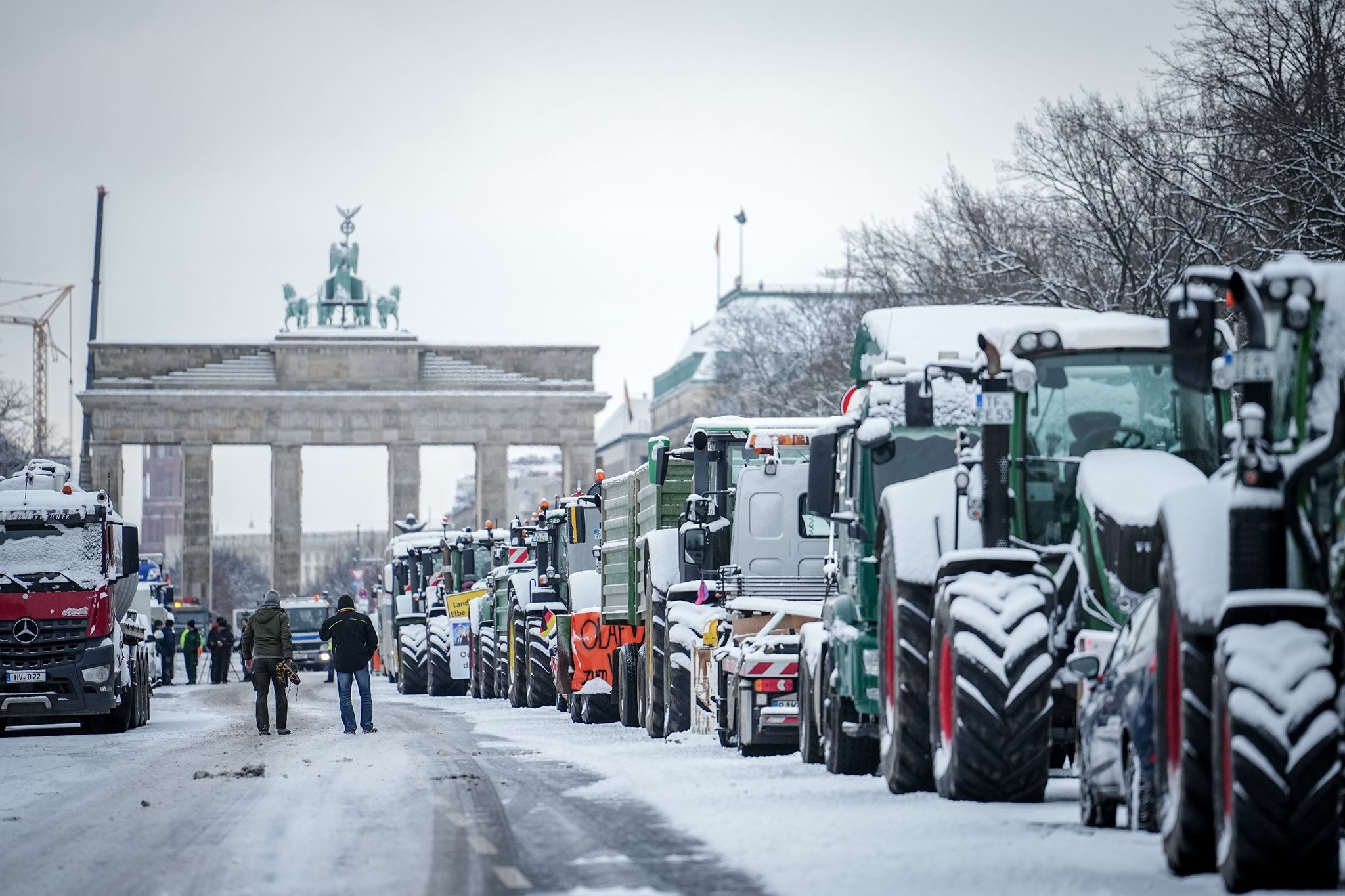 Traktoren verwüsten Grünflächen: Berliner Bezirksamt erstattet Anzeige
