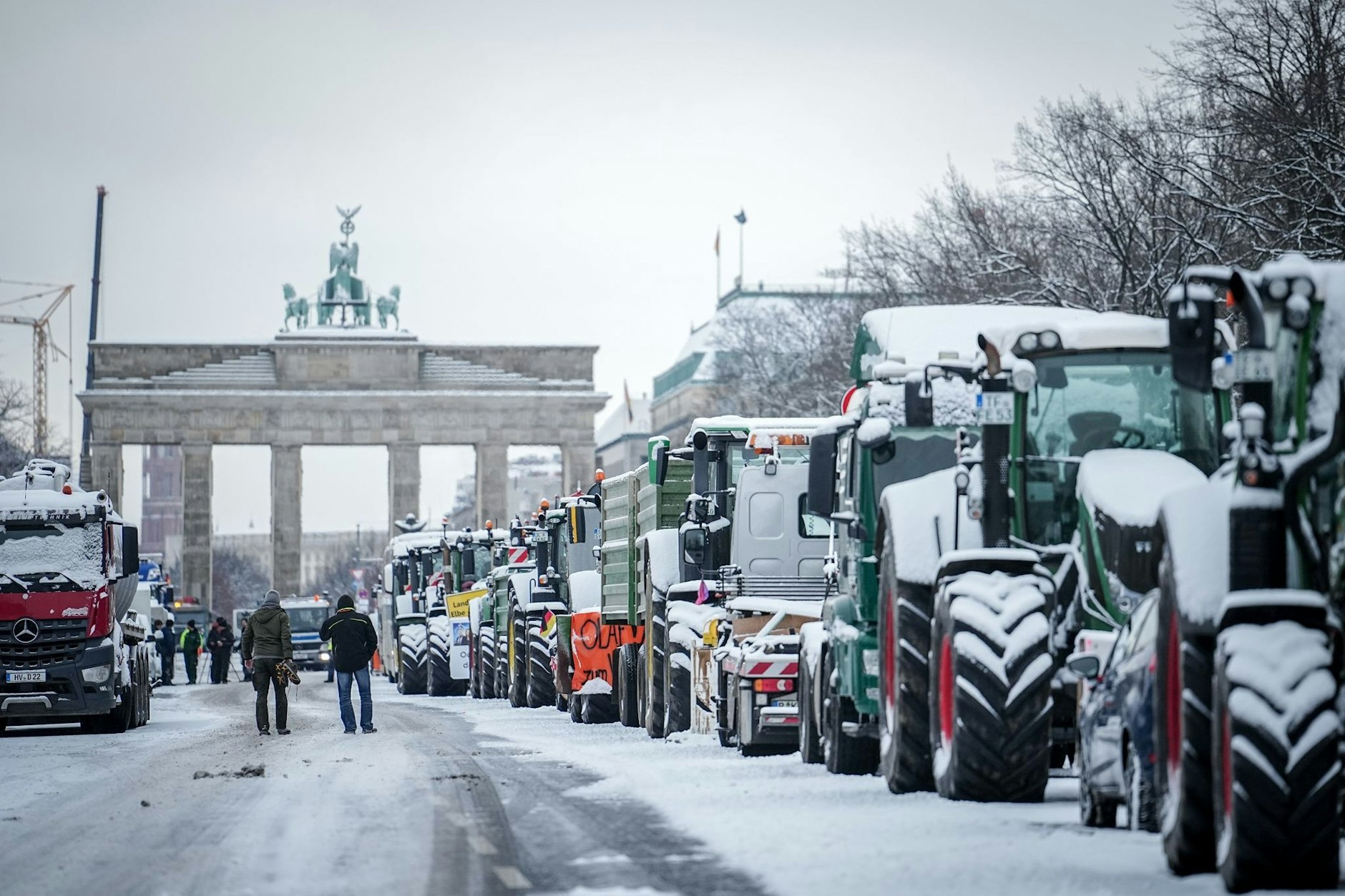 Etliche Traktoren besiedeln aktuell Berlin-Tiergarten, dabei wurden Grünflächen beschädigt.