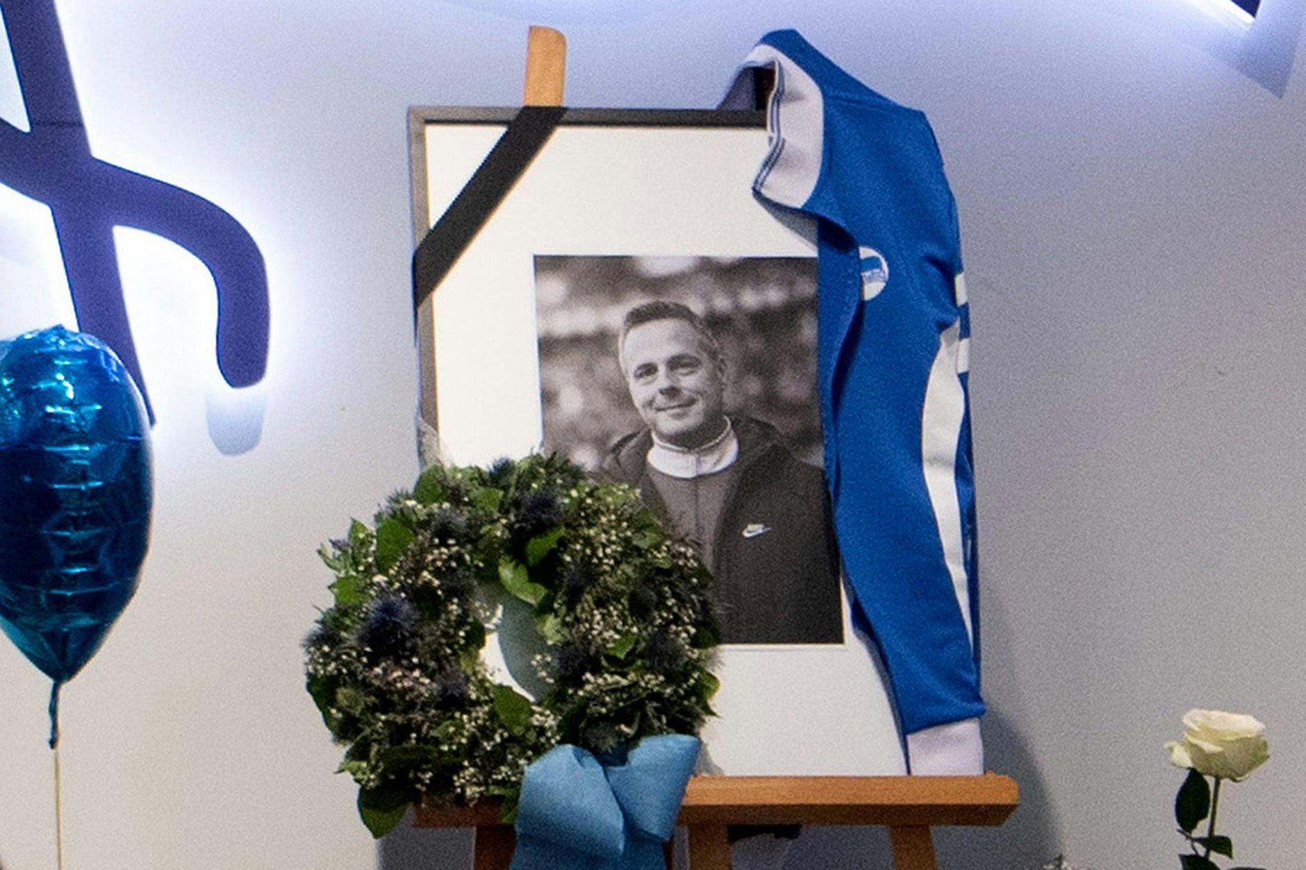 In Gedenken an Präsident Kay Bernstein wurde auf Herthas Geschäftsstelle ein Bild mit Blumen und seiner geliebten Jacke aufgestellt.
