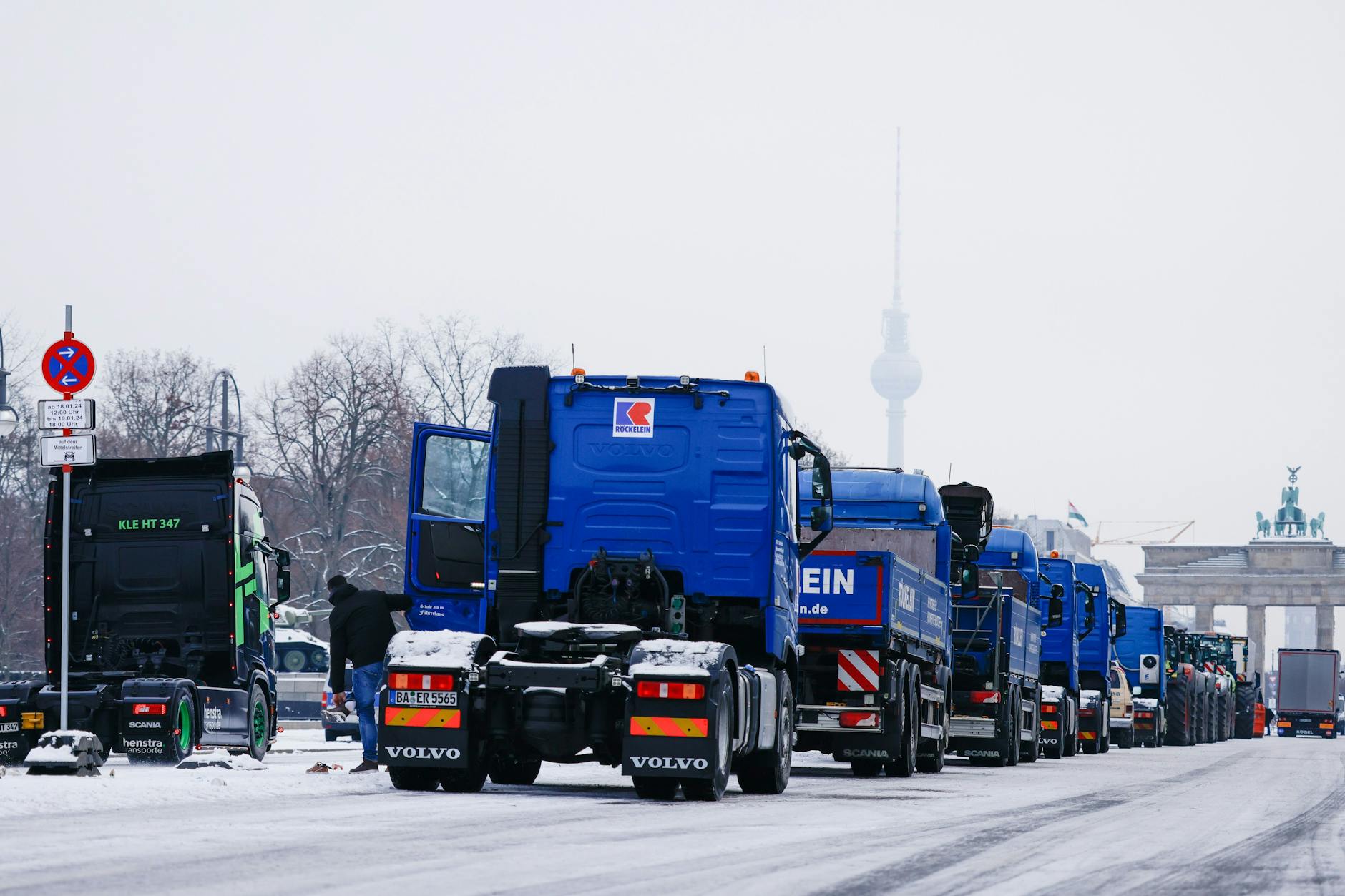 Lkws verschiedener Transportunternehmen stehen seit Donnerstagmittag auf der Straße des 17. Juni vor dem Brandenburger Tor.