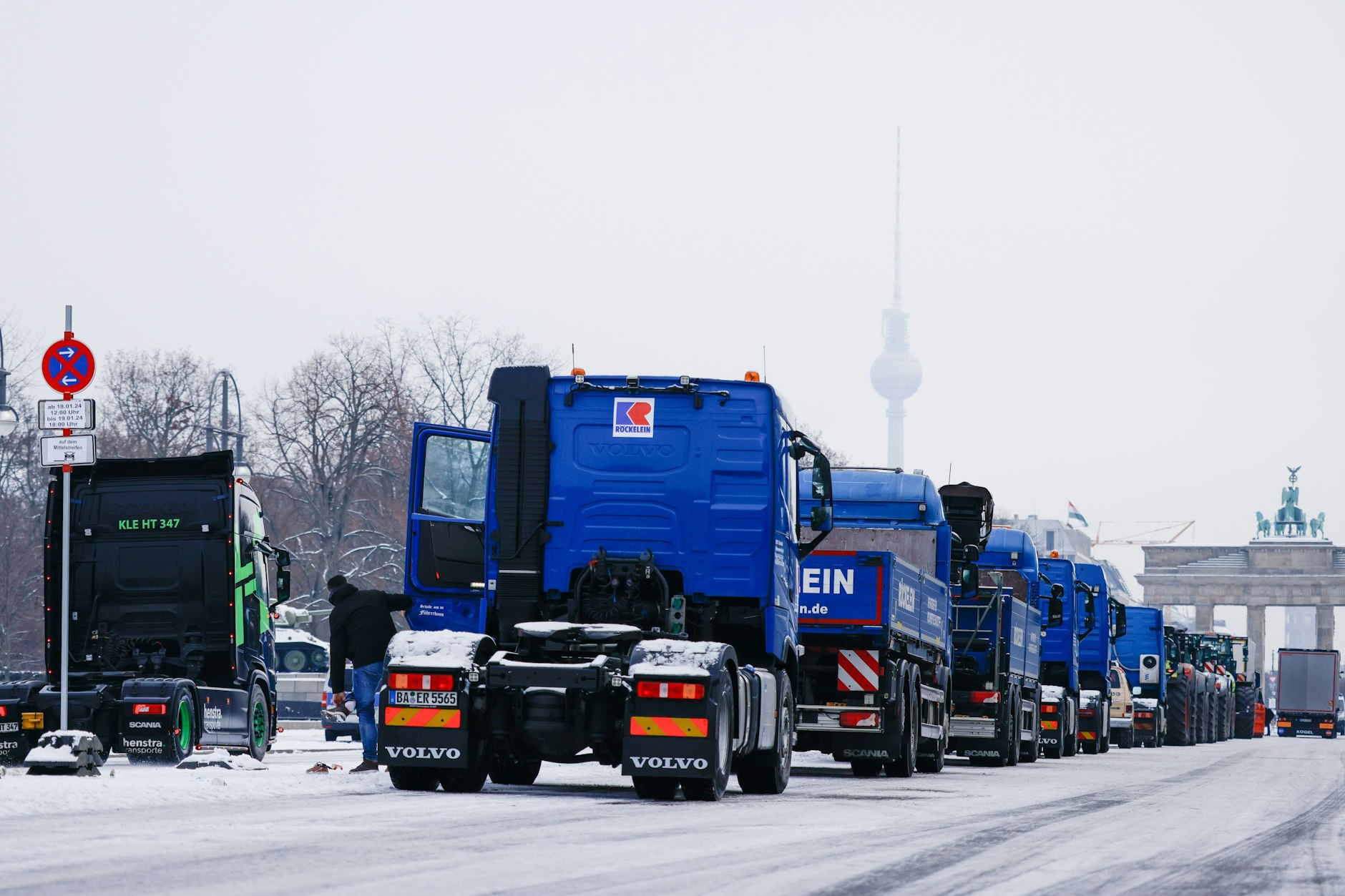  Lkws verschiedener Transportunternehmen stehen seit Donnerstagmittag auf der Straße des 17. Juni vor dem Brandenburger Tor.
