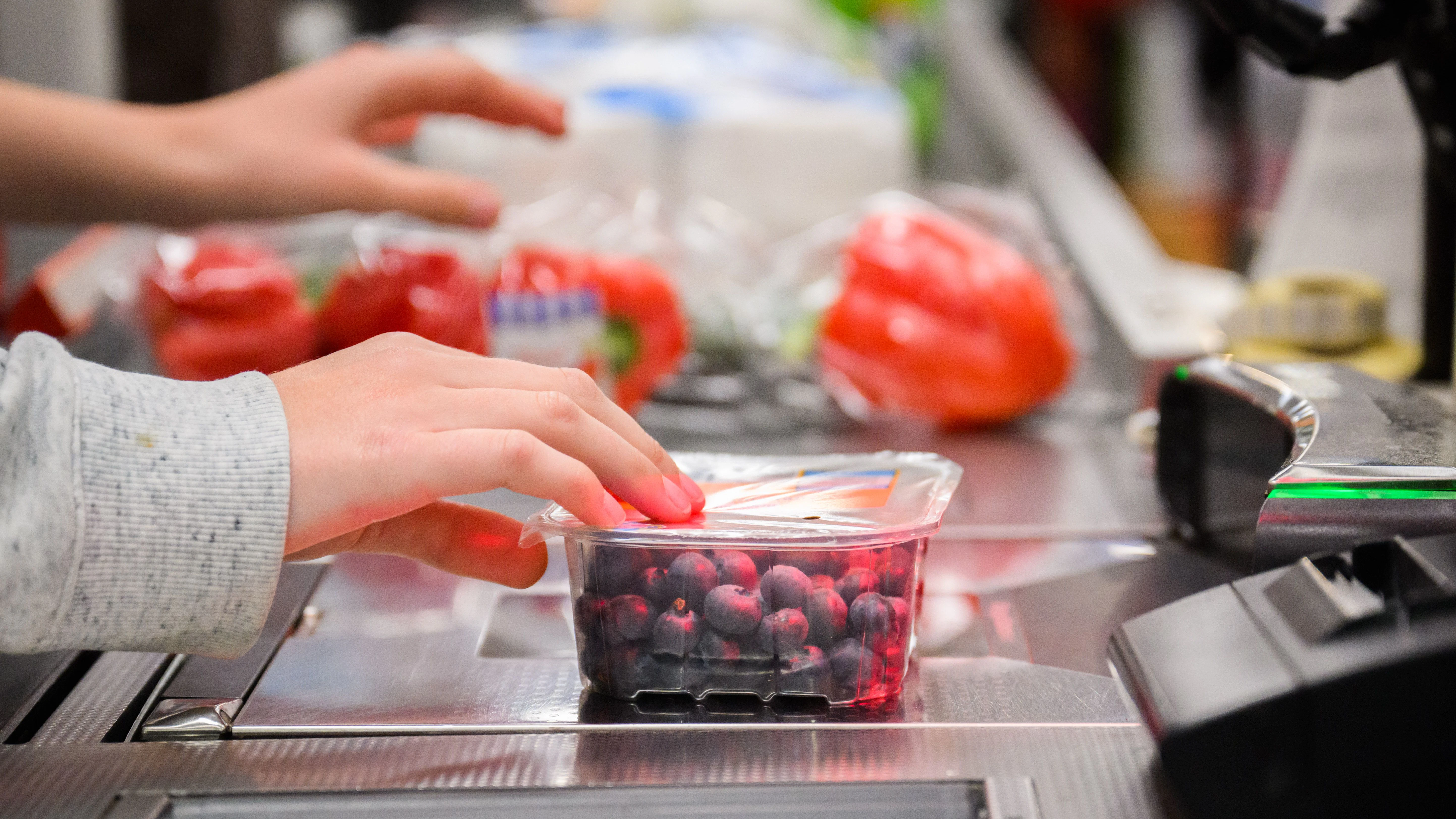 Eine große Mehrheit der Verbraucher in Deutschland hat sich in einer Umfrage für Hinweise auf sogenannte Mogelpackungen in Supermarkt-Regalen ausgesprochen.