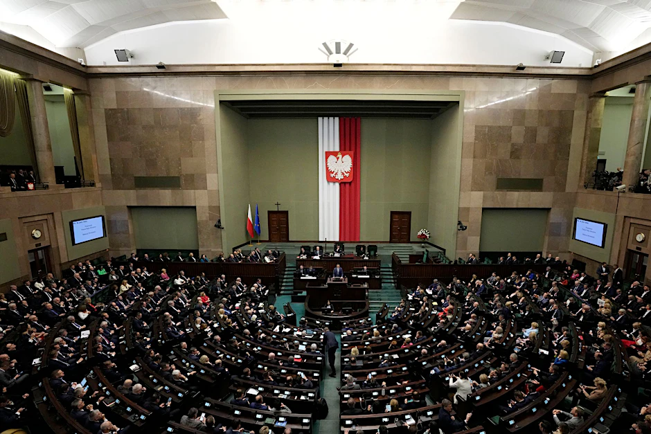 ARCHIV - Einstimmig: Das Parlament in Warschau verabschiedete einen Beschluss für eine Überprüfung.  