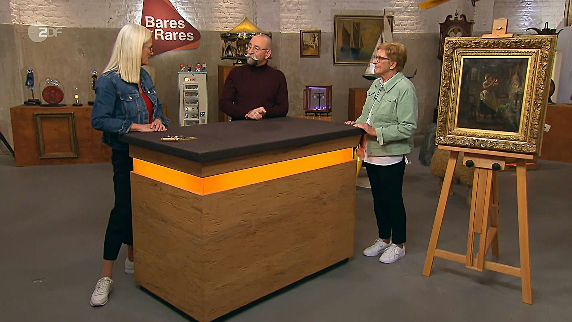 Helene Baumann mit „Bares für Rares“-Moderator Horst Lichter und Kunst-Expertin Friederike Werner bei der Expertise.