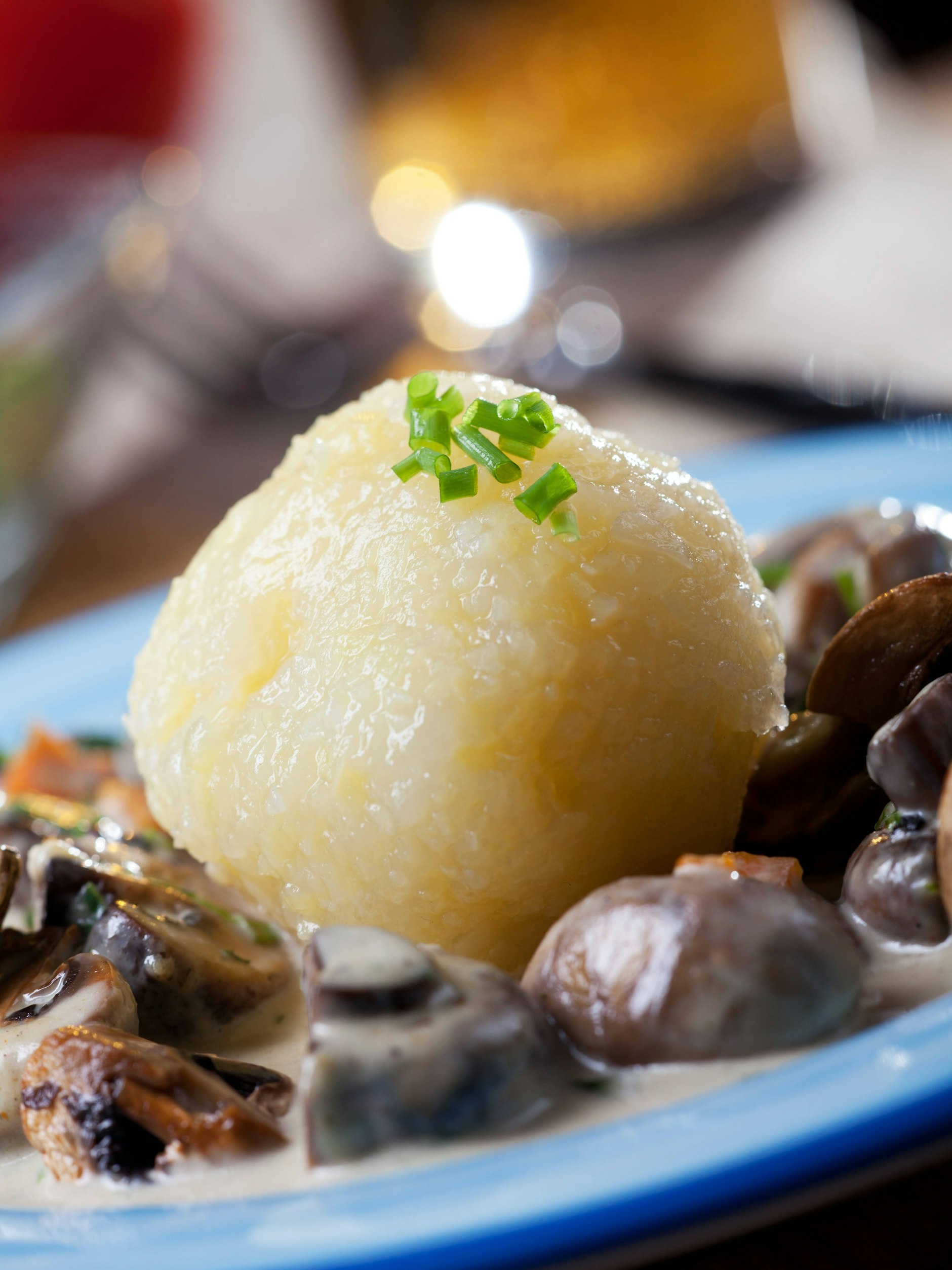 Klöße schmecken nicht nur als Beilage, sondern können auch zu einem köstlichen Auflauf verarbeitet werden. Das Rezept müssen Sie probieren!