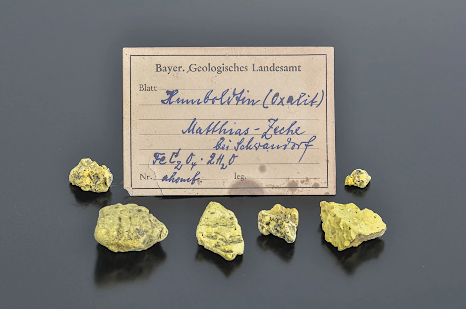 Das seltene Mineral Humboldtin besteht aus Kohlenstoff und Wasser und enthält gleichzeitig auch Eisen.&nbsp;