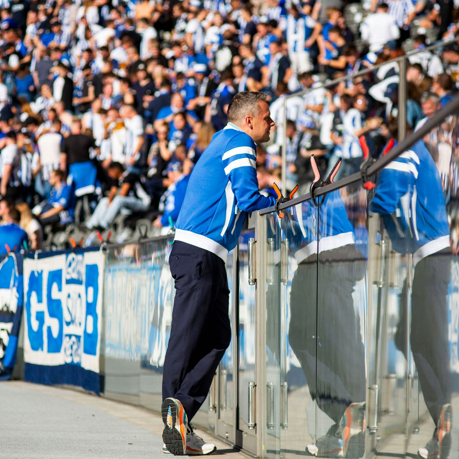 Kay Bernstein kam aus der Kurve und ging auch als Präsident bei den Spielern immer wieder zu den Fans. Natürlich mit seiner Retro-Kultjacke.