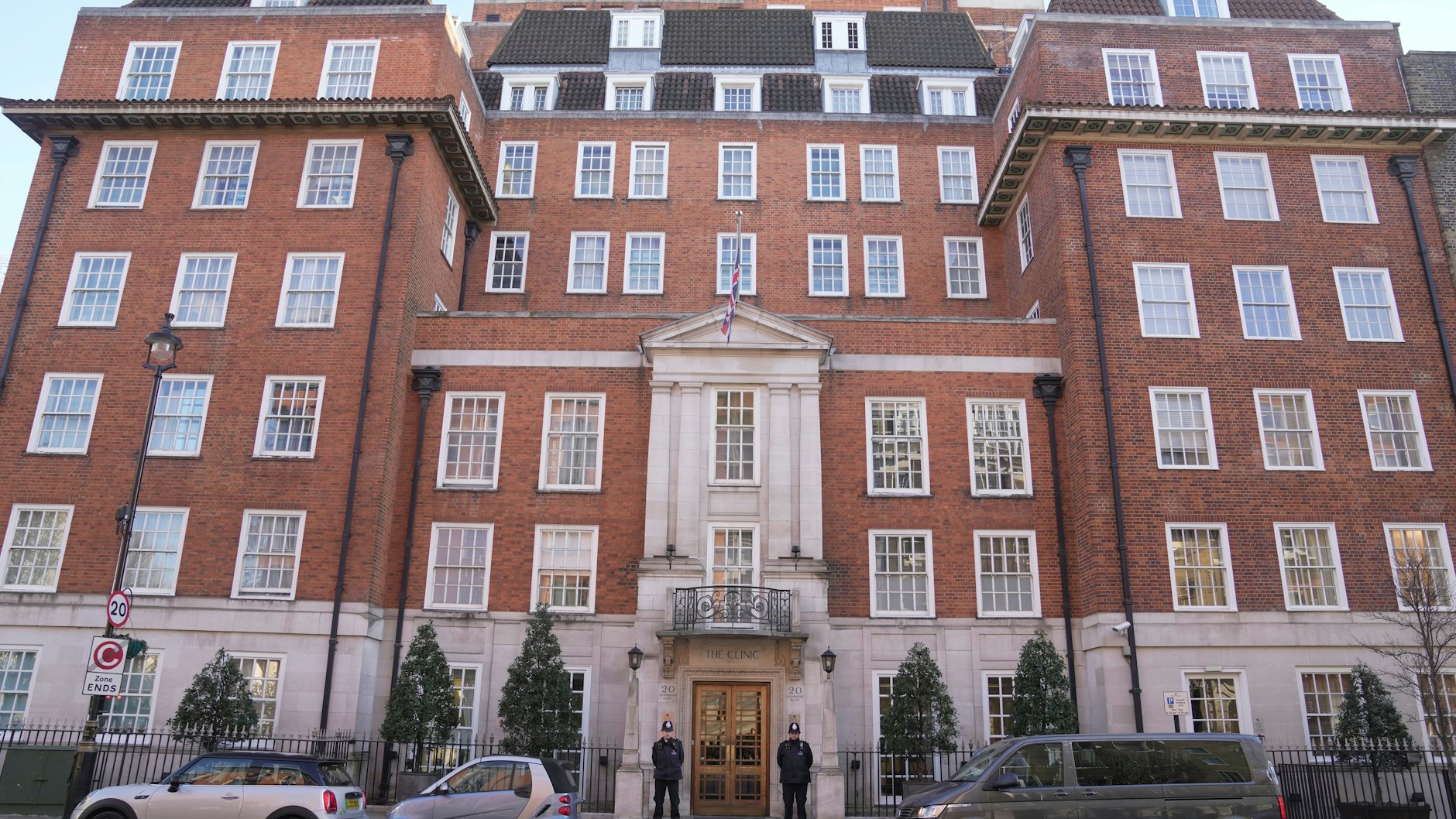 Polizistinnen stehen Wache vor der Londoner Klinik, in der sich Kate, die Prinzessin von Wales, von einer Operation erholt.