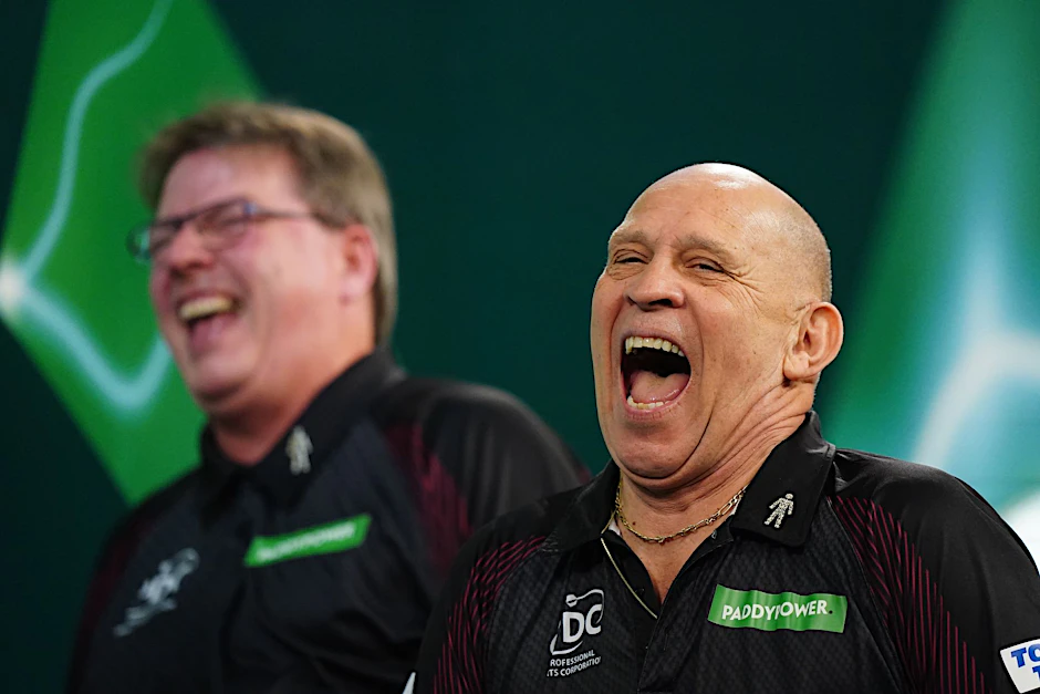 ARCHIV - Schiedsrichter Russ Bray (r) wird in die Darts-Ruhmeshalle aufgenommen.  a