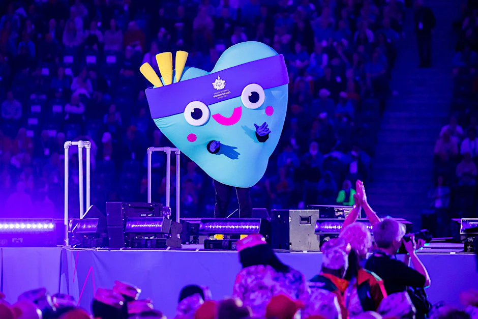 ARCHIV - Das Maskottchen «Unity» der Special Olympics World Games ist 2023 im Olympiastadion Berlin zu sehen.  