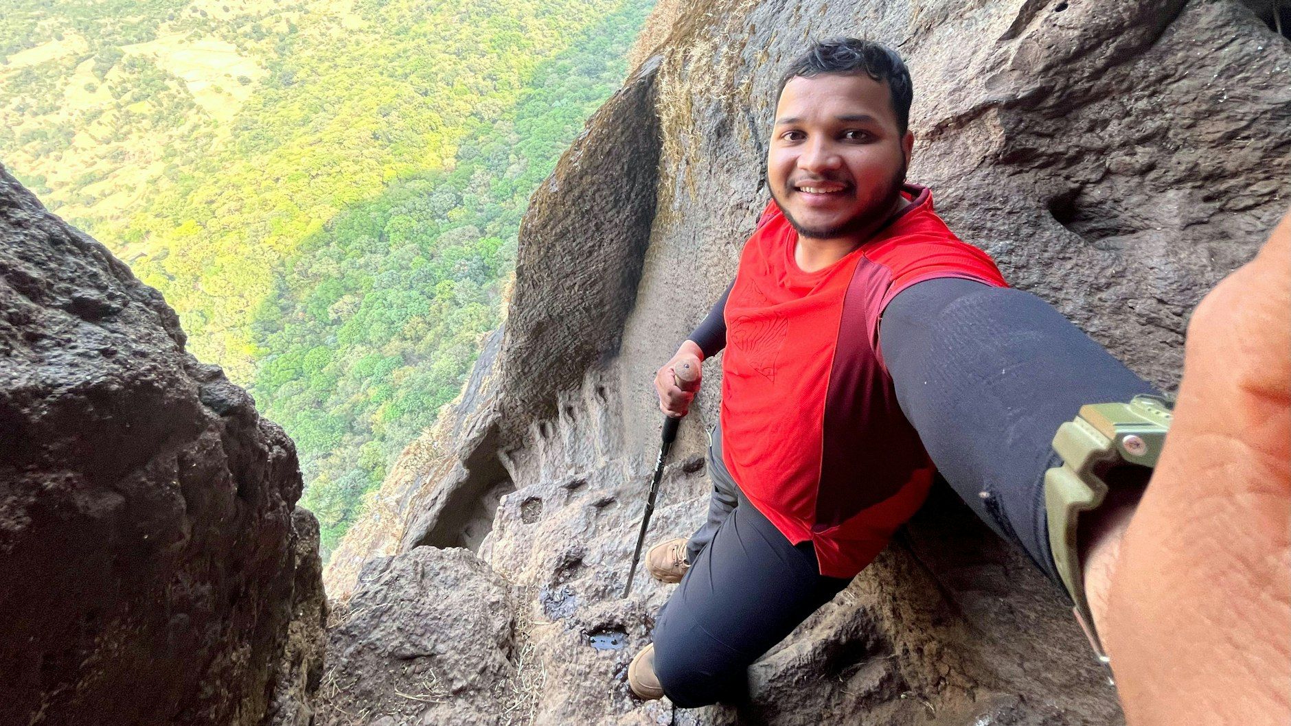 Akshay Sunil Patil macht ein Selfie am Harihar Fort in Indien. Die Steinstufen sind in den fast 80 Grad senkrechten Felsen gehauen. Wer da nicht trittsicher ist …