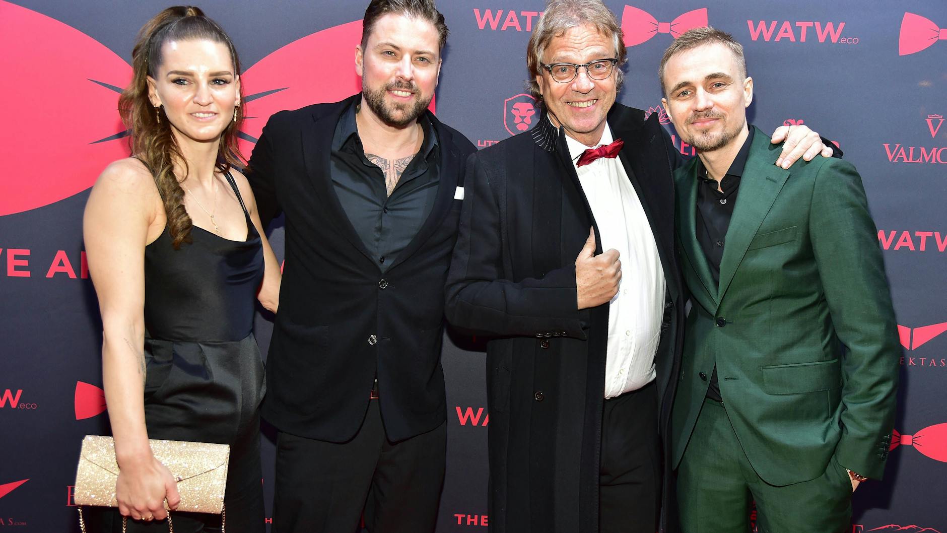 Felix von Jascheroff (2.v.l.) mit seiner Freundin Alexandra Sophie, seinem Adoptivvater Mario von Jascheroff und seinem Bruder Constantin von Jascheroff bei einem Event