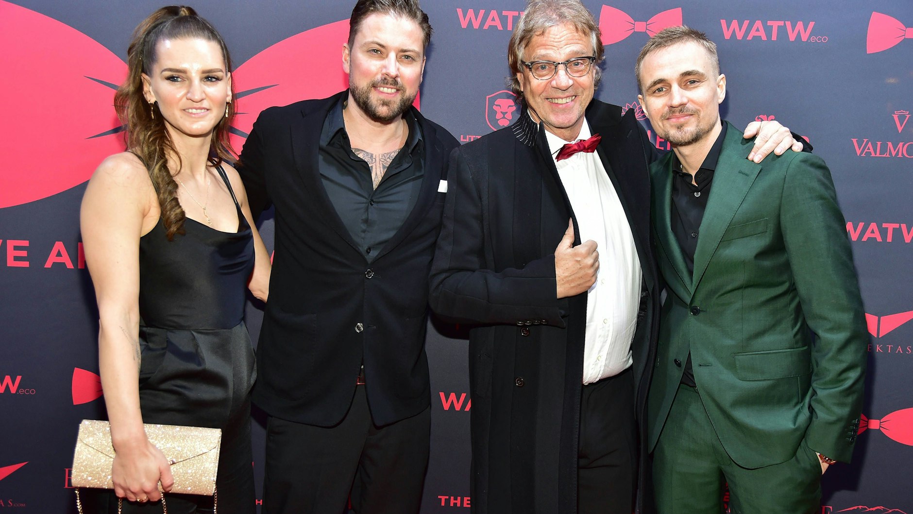 Felix von Jascheroff (2.v.l.) mit seiner Freundin Alexandra Sophie, seinem Adoptivvater Mario von Jascheroff und seinem Bruder Constantin von Jascheroff bei einem Event