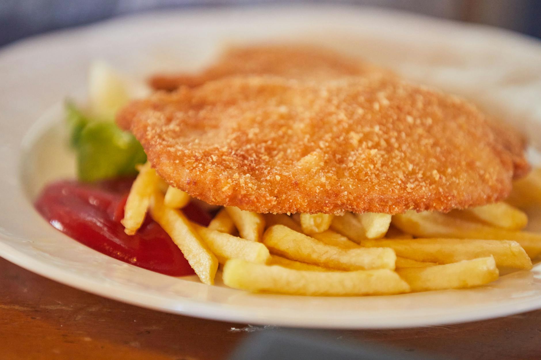 Dürfen Erwachsene ein Kinderschnitzel essen? Darum wird an der Ostsee gestritten.
