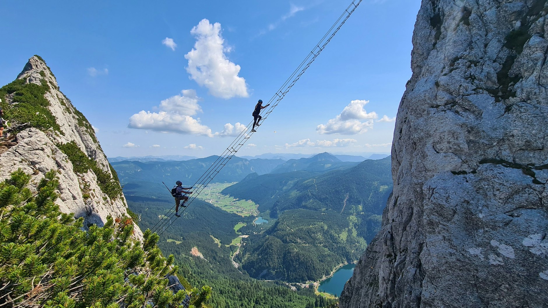 Bergsteiger klettern die „Himmelsleiter“ am Donnerkogel im Dachsteingebirge in Österreich hinauf. Schon für erfahrene Alpinisten ist der Aufstieg schwer. Selfie-Fans schreckt das nicht ab, manche Touristen müssen erschöpft geborgen werden.