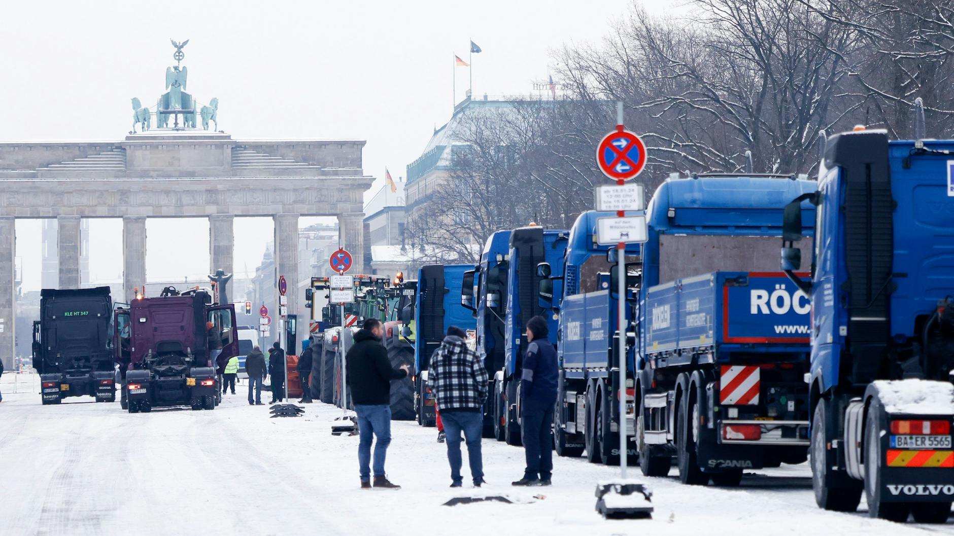 Die ersten Lkws, die via Sternfahrt nach Berlin reingefahren sind, sind an ihrem Ziel angekommen: Am Brandenburger Tor wollen sie mindestens bis zur Kundgebung am Freitag stehen bleiben.