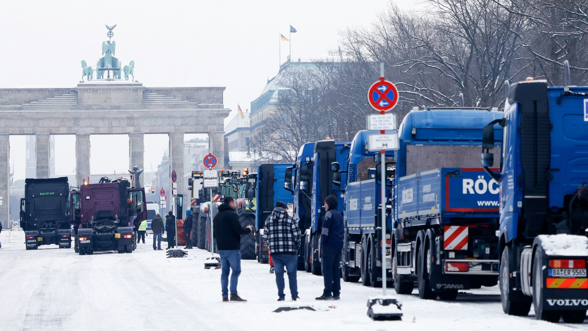 Die ersten Lkws, die via Sternfahrt nach Berlin reingefahren sind, sind an ihrem Ziel angekommen: Am Brandenburger Tor wollen sie mindestens bis zur Kundgebung am Freitag stehen bleiben.