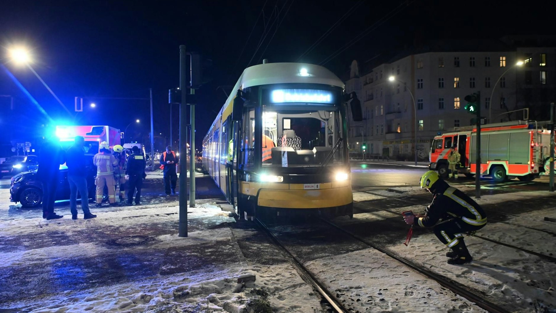 In Gesundbrunnen hat eine Straßenbahn einen Smart gerammt.