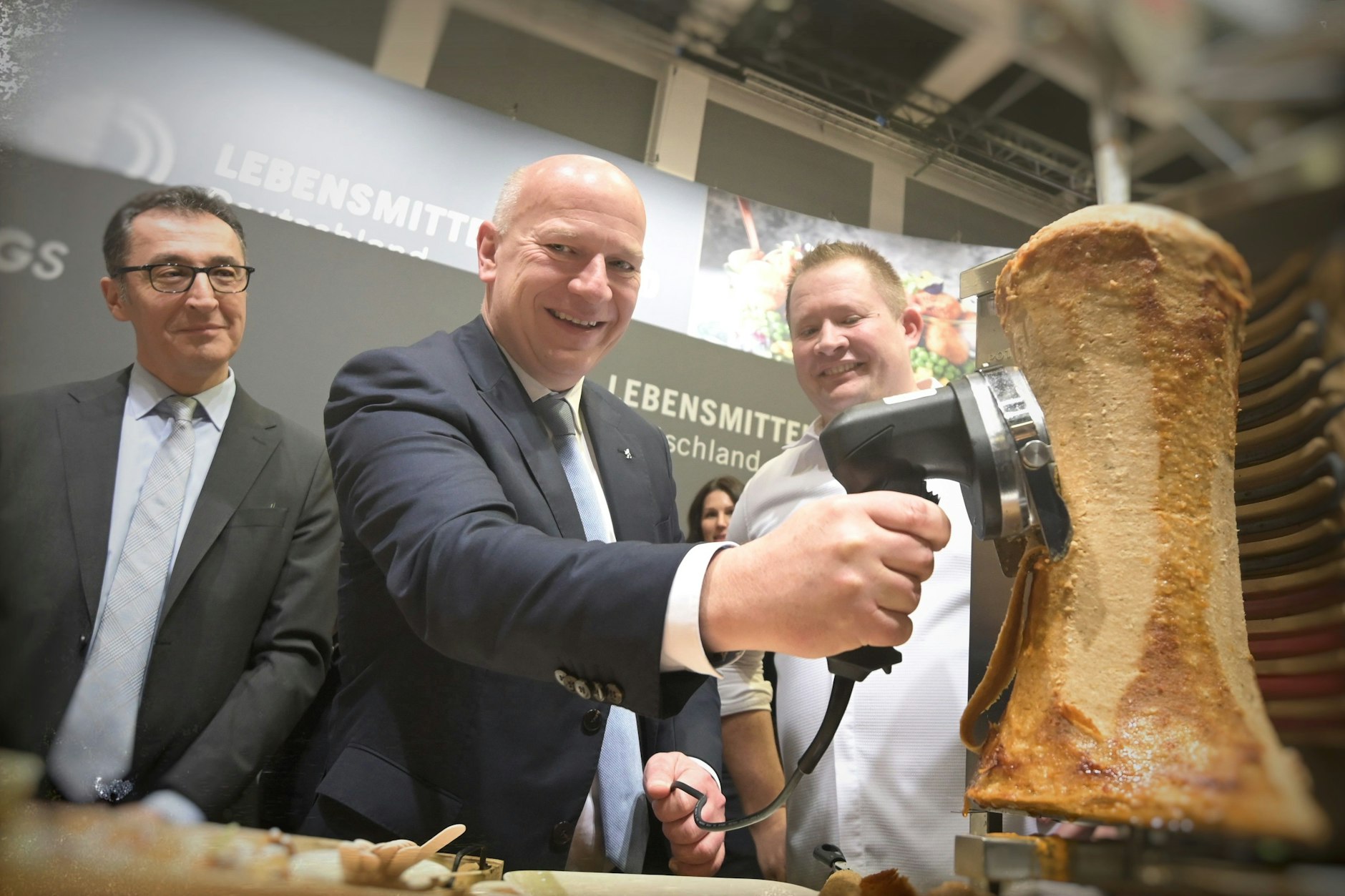 Der Regierende Bürgermeister Kai Wegener und der Landwirtschaftsminister Cem Özdemir an einem Dönerstand mit veganem Döner auf der Grünen Woche.
