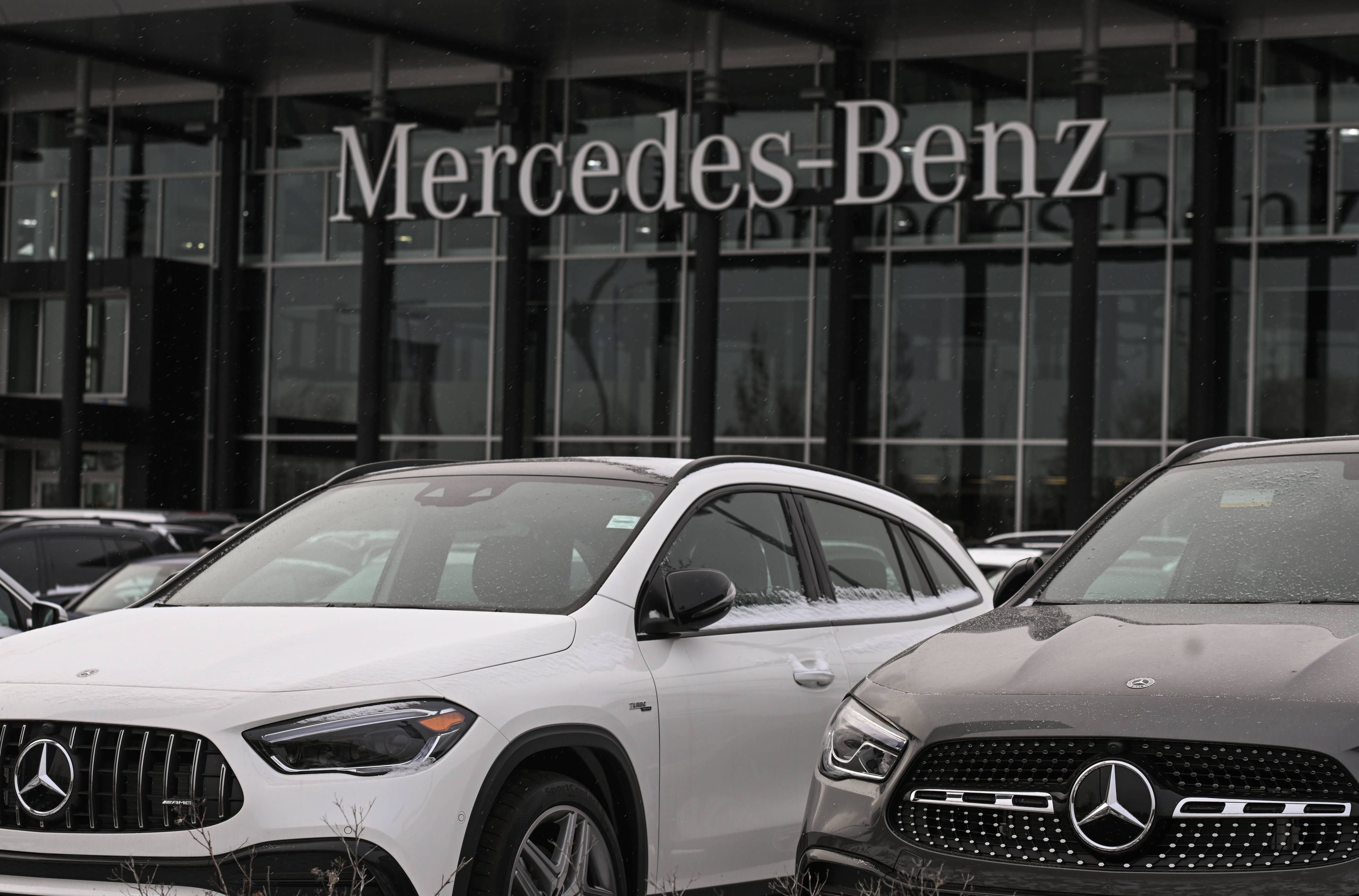 Mercedes prüft Verkauf seiner Autohäuser