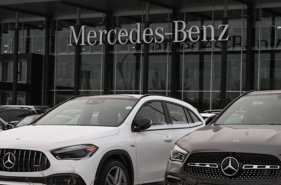 <a href="https://www.berliner-zeitung.de/topics/mercedes-benz">Mercedes-Benz</a> prüft den Verkauf unternehmenseigener Verkaufs- und Servicestandorte.