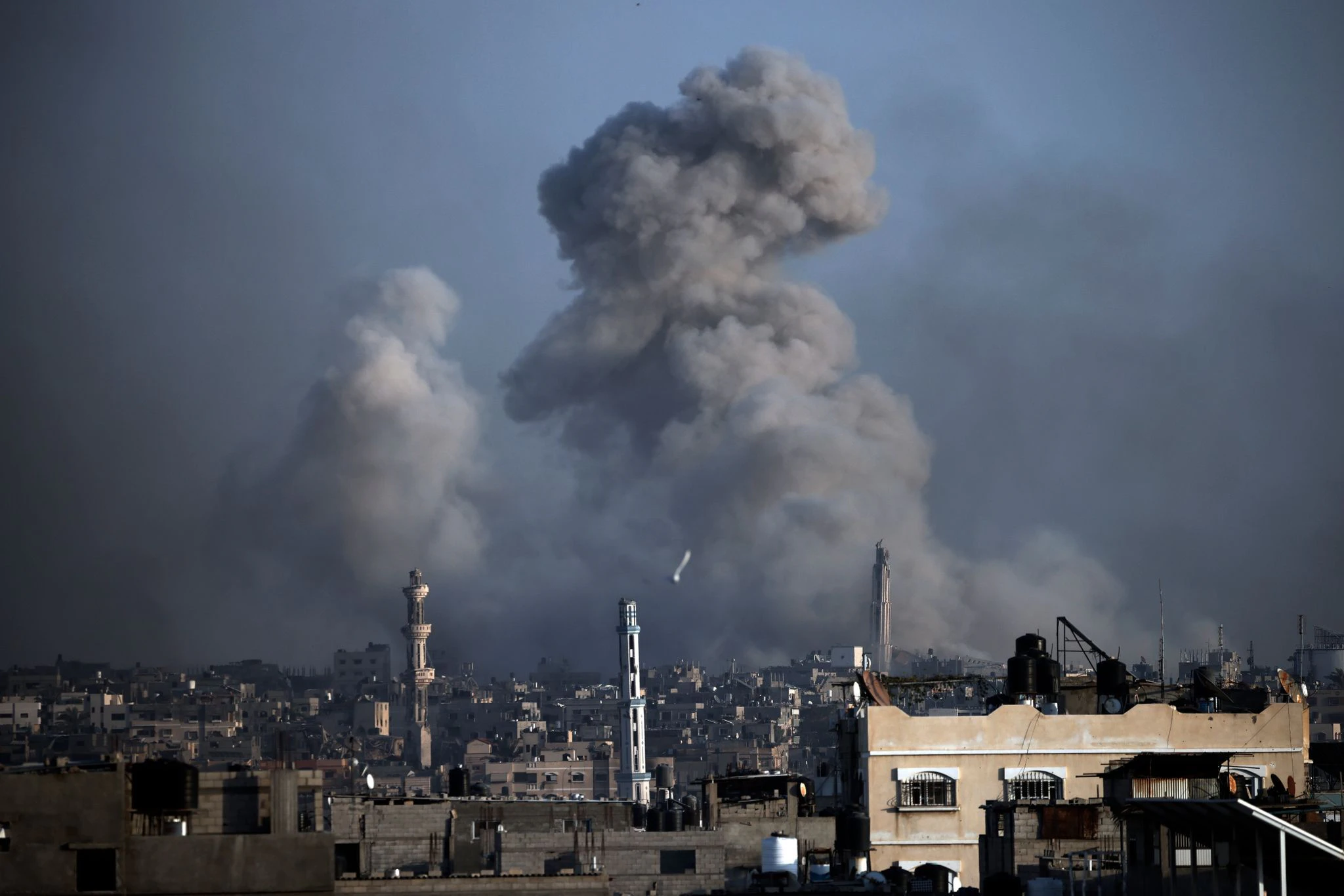 Nach israelischen Bombardierungen in Chan Junis steigt Rauch auf. Die zweitgrößte Stadt im Gazastreifen gilt als eine Hochburg der Hamas - zu großen Teilen liegt sie in Schutt und Asche.  