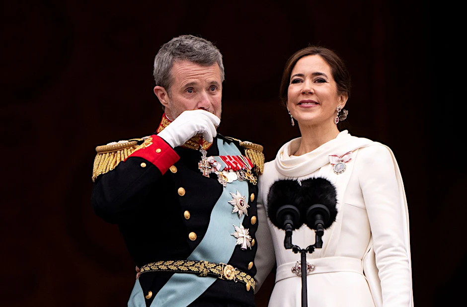 dpatopbilder - Emotionaler Moment: Dänemarks König Frederik X. und Königin Mary nach der Proklamation auf dem Balkon des Schlosses Christiansborg.  P/dpa