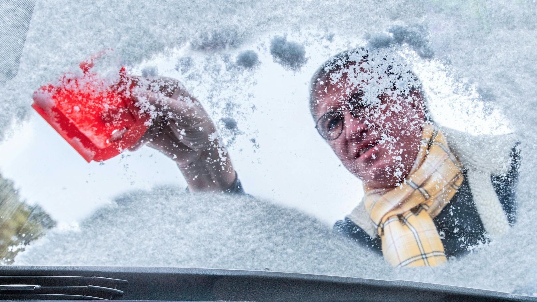 Die Scheiben sollten im Winter immer von Schnee und Eis befreit werden - ist das nicht der Fall, drohen Bußgelder!