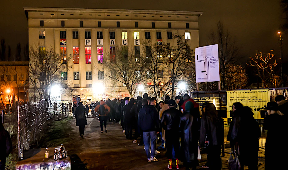 Berlin: Die weltberühmte Warteschlange vor dem Berghain.