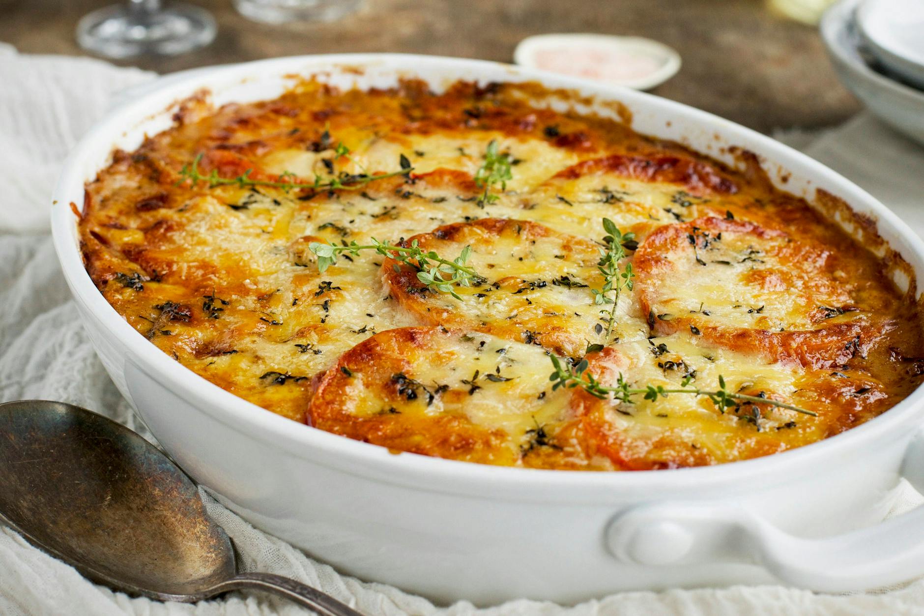 Dieser köstliche Reis-Auflauf mit Tomaten und viel Käse ist schnell gemacht und schmeckt großartig - probieren Sie das Rezept aus!