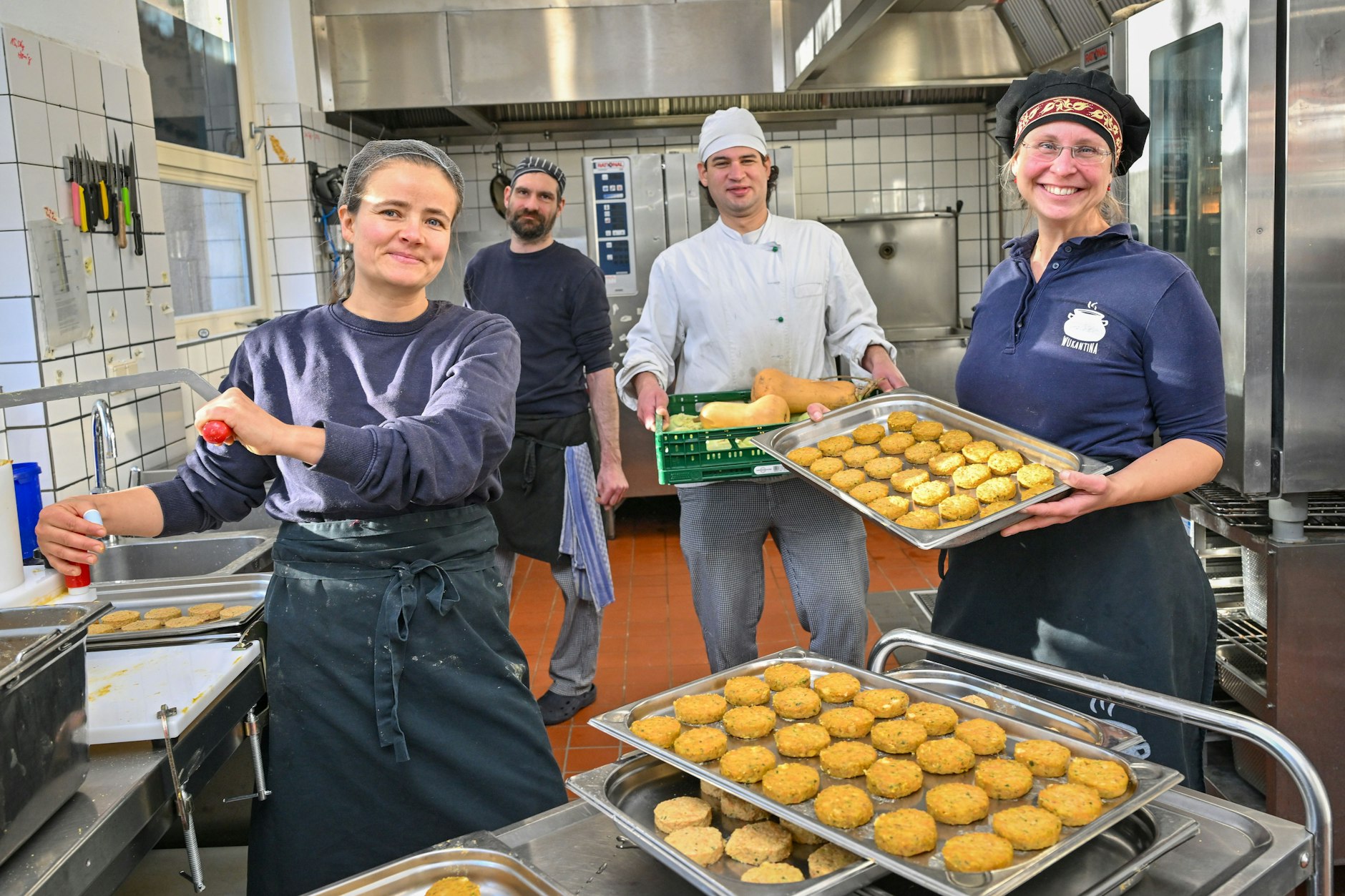 Biesenthal: Franziska Ernst (l.) und Annette Schmidt, beide leiten die Wukantina, stehen zusammen mit dem Koch Oliver Kahlenbach und dem Praktikanten Fabian Sliwa (2.v.r.) in der Küche und fertigen Erbsen-Möhren-Frittata.