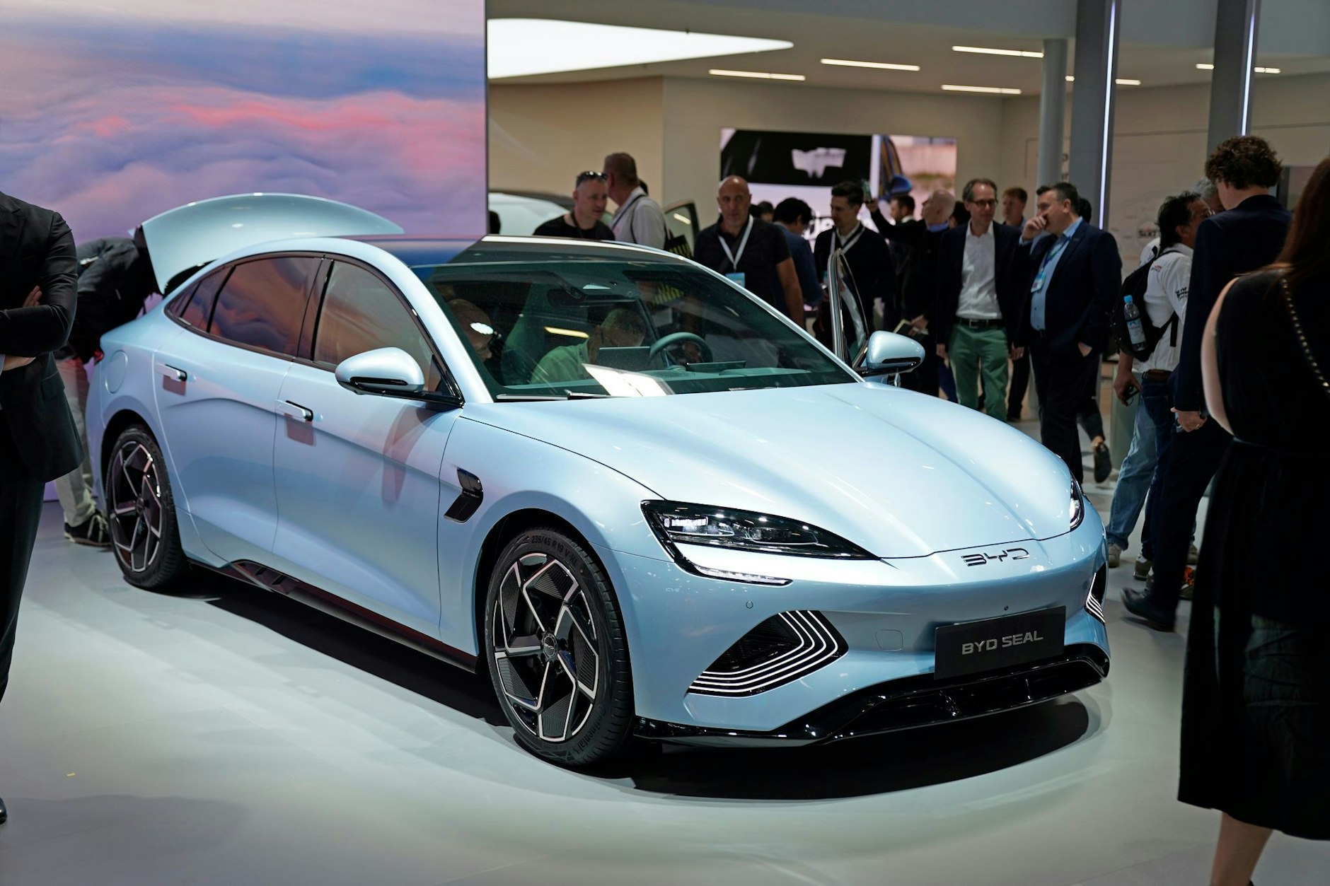 ARCHIV - Ein BYD-Fahrzeug bei der Auto- und Verkehrsmesse IAA in München im September vergangenen Jahres.  