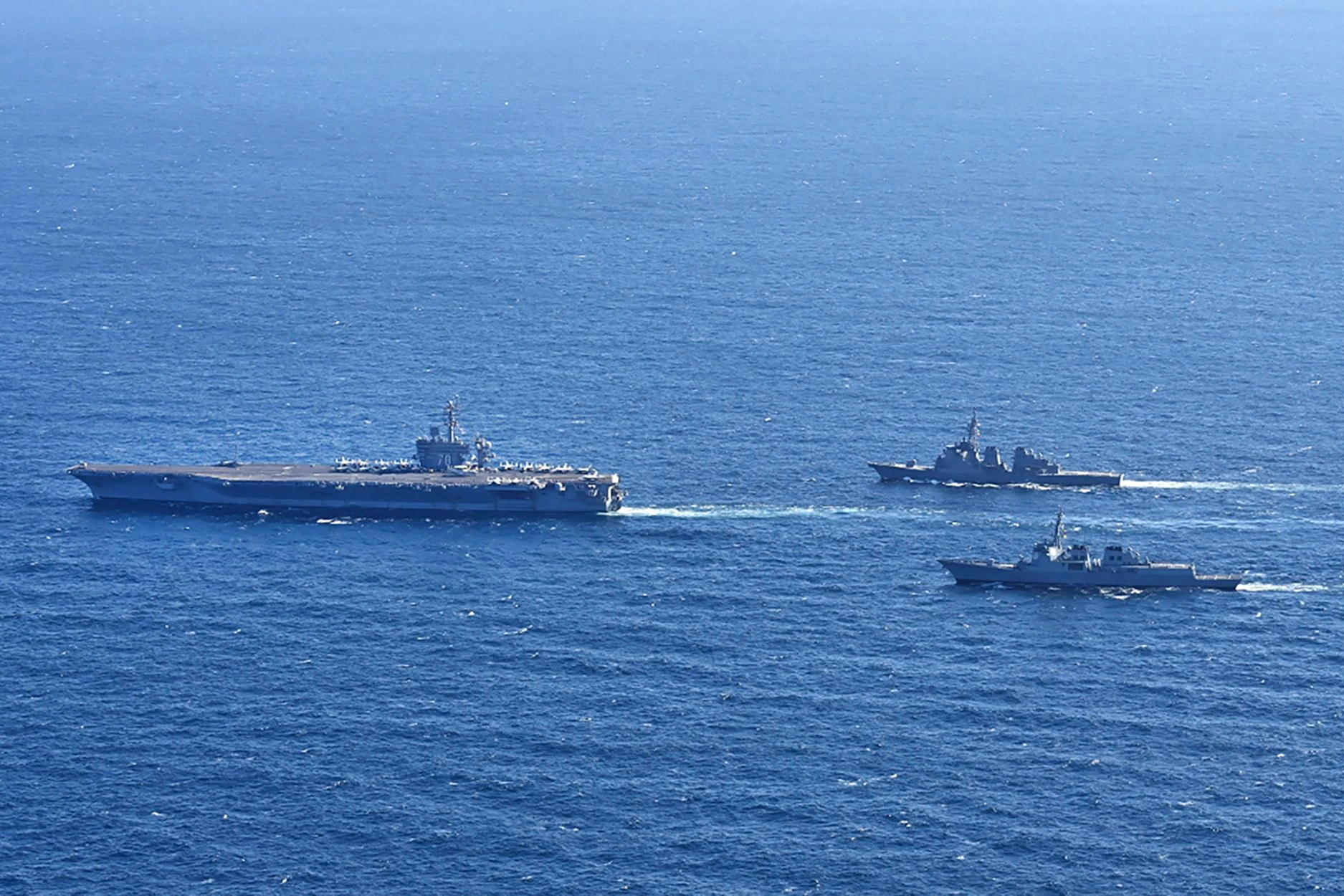 Der Flugzeugträger USS Carl Vinson (l) zusammen mit dem Aegis-destroyer King Sejong the Great der südkoreanischen Marine und dem Aegis-destroyer Kongou der japanischen Maritimen Selbstverteidigungskräfte während einer gemeinsamen Übung